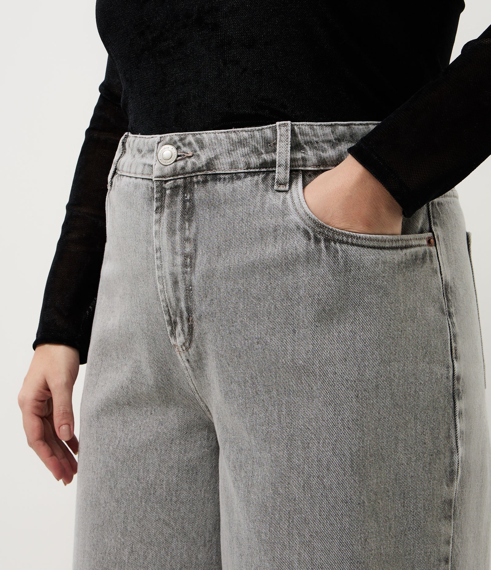 Calça Jeans Wide Cinza com Barra Desfiada Cinza 3