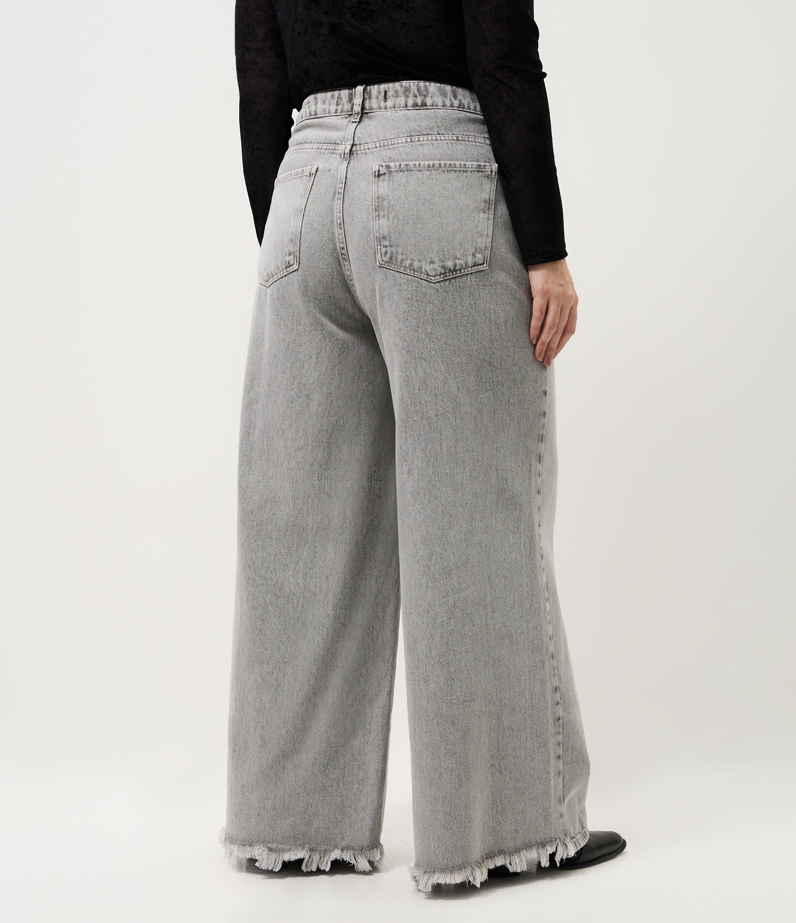 Calça Jeans Wide Cinza com Barra Desfiada Cinza 4