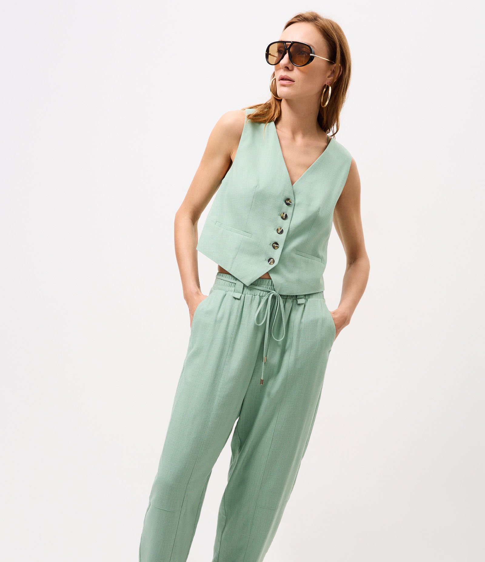 Calça Cenoura em Viscolinho com Amarração Frontal Verde 2