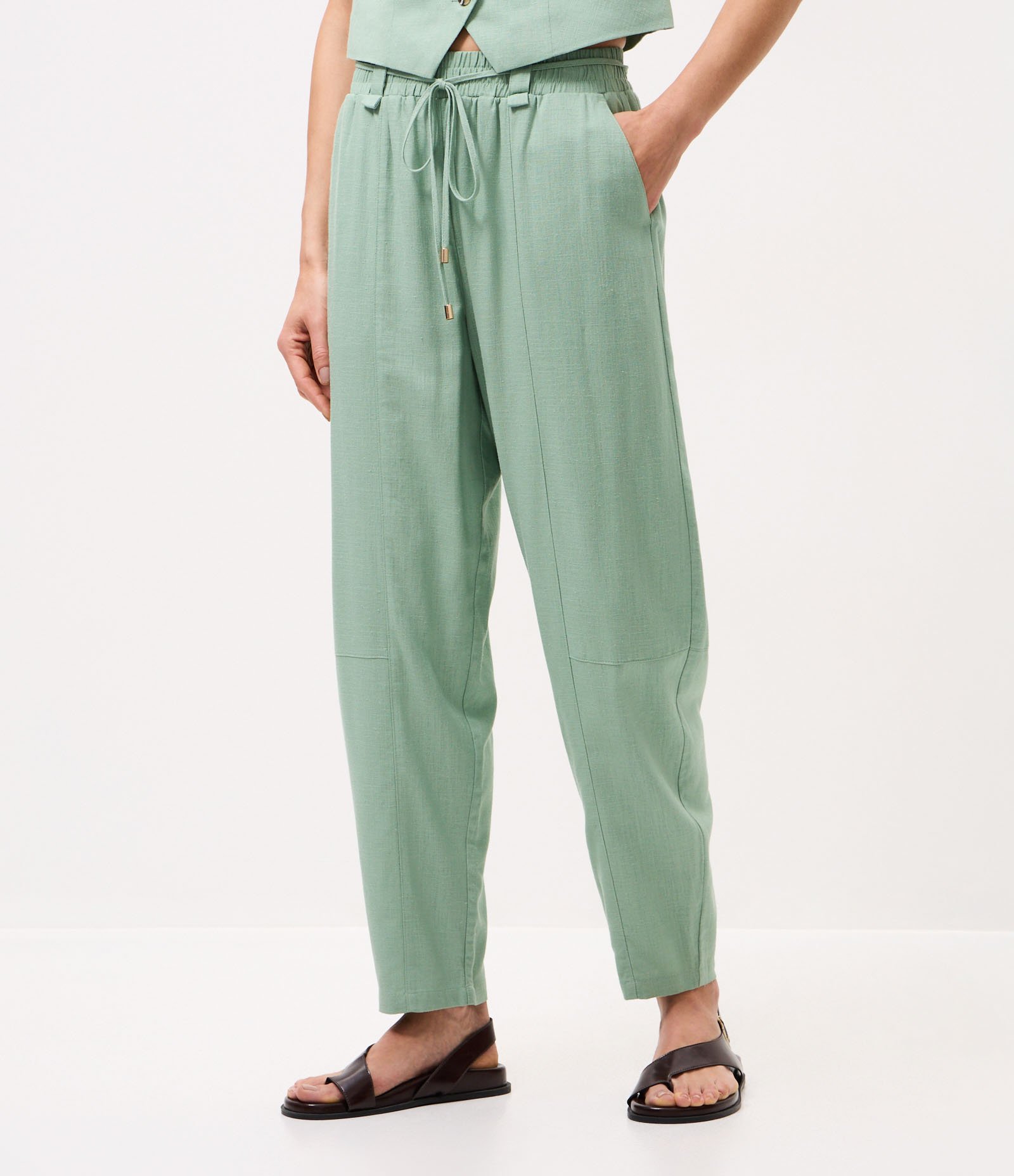 Calça Cenoura em Viscolinho com Amarração Frontal Verde 3