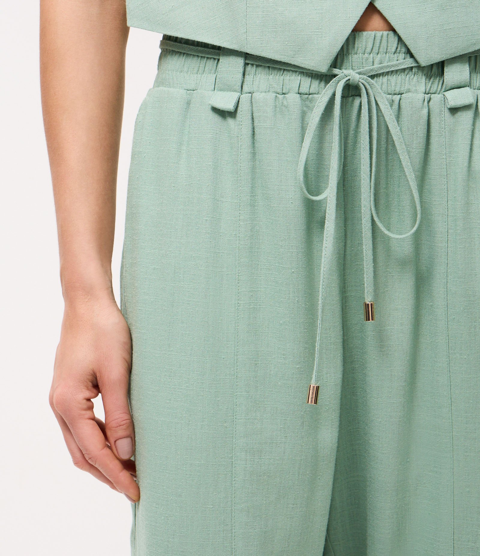 Calça Cenoura em Viscolinho com Amarração Frontal Verde 4