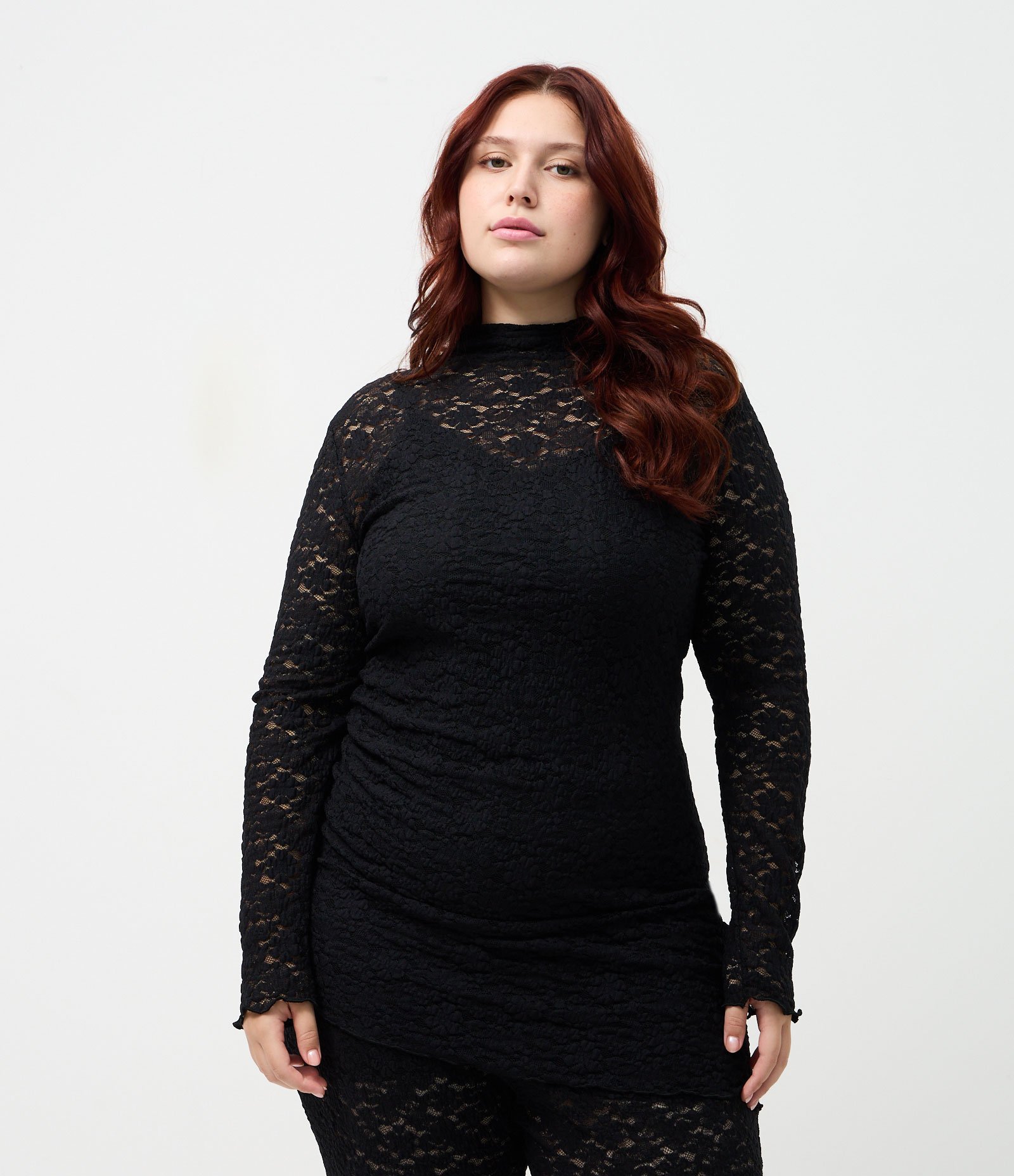 Blusa de Renda Texturizada Floral com Franzido Curve & Plus Size Preto 2