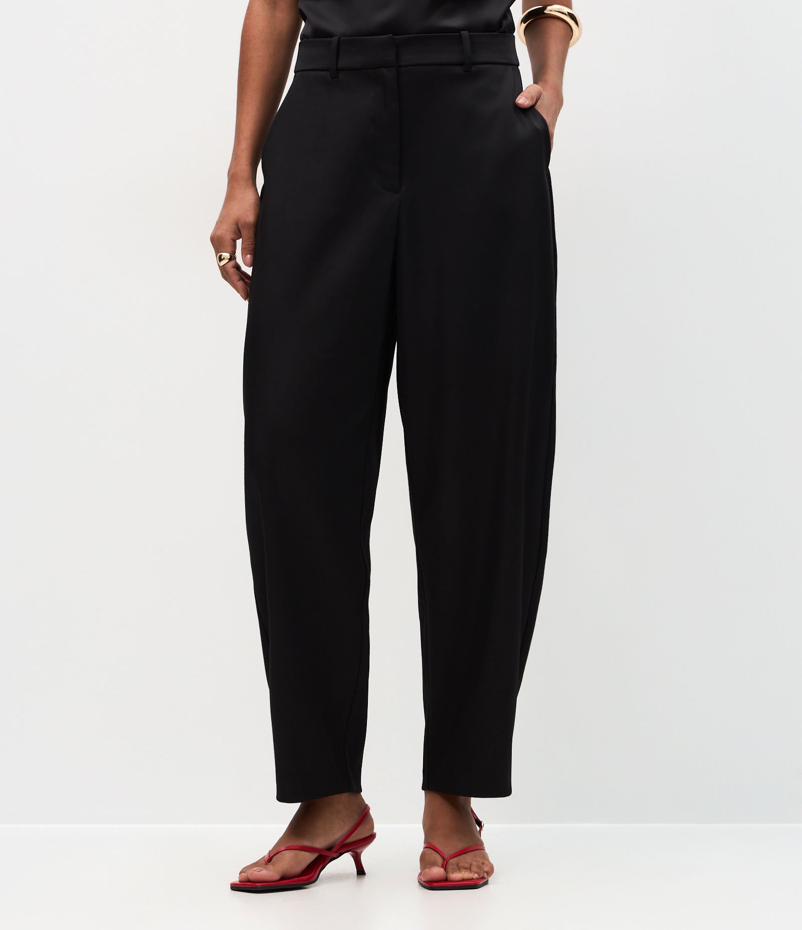 Calça Wide Leg Acetinada com Passantes no Cós Preto 3