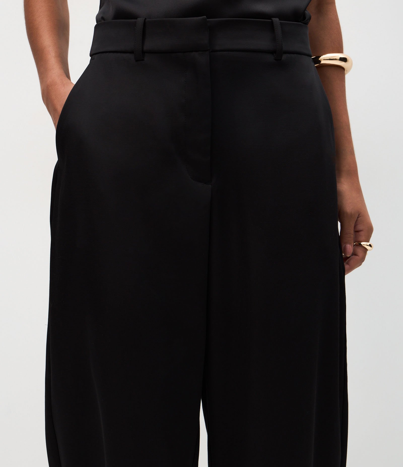 Calça Wide Leg Acetinada com Passantes no Cós Preto 4
