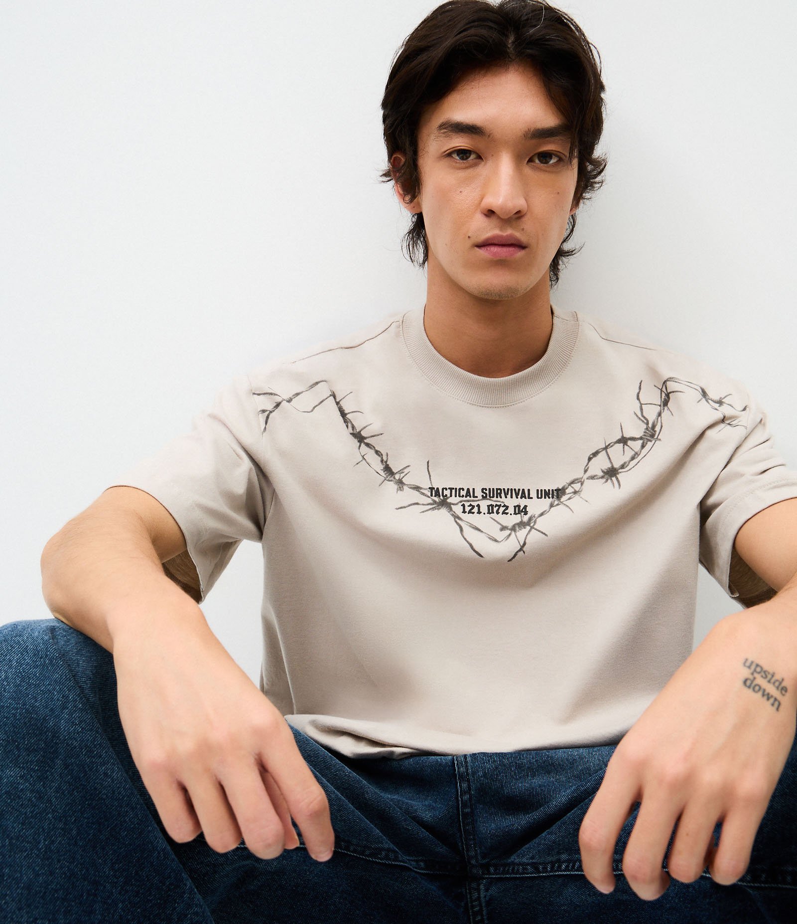 Camiseta Relaxed Manga Curta em Algodão com Estampa Arame Farpado Preto 1
