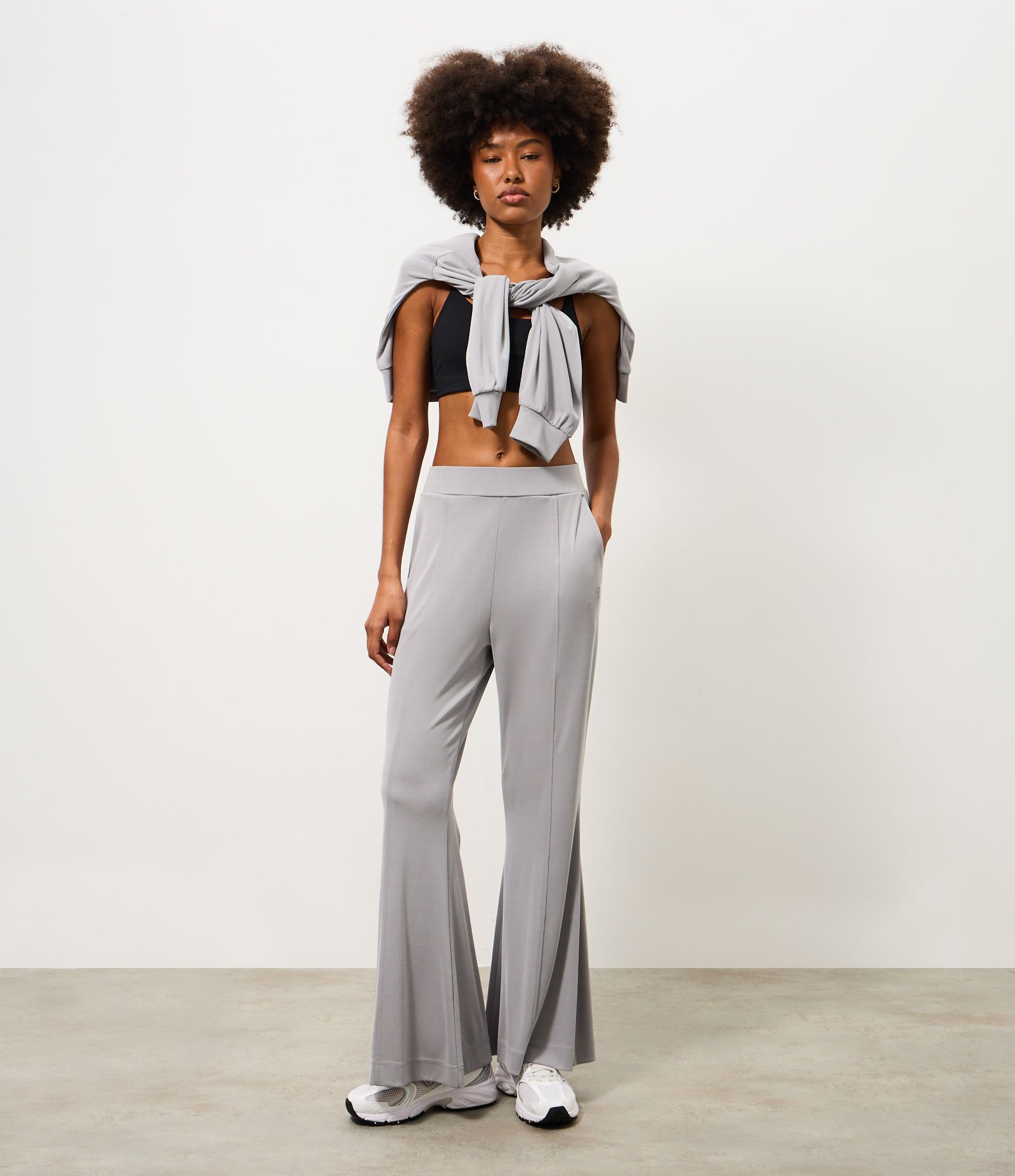 Calça Flare Esportiva em Microfibra Cinza 1