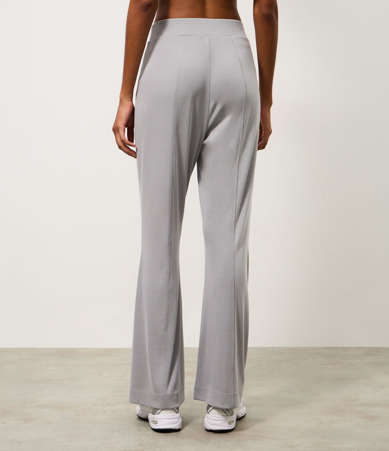 Calça Flare Esportiva em Microfibra Cinza 4