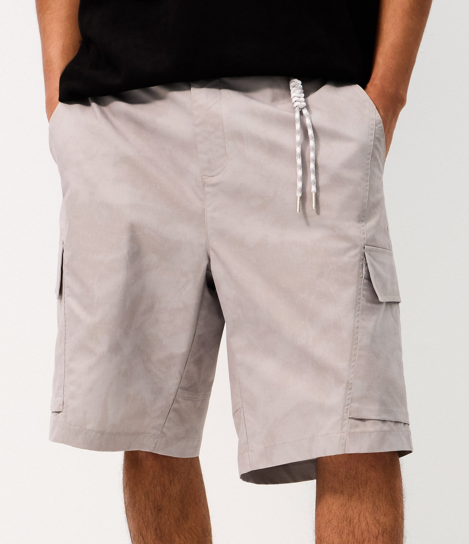 Bermuda Baggy Tecnológica Marmorizada com Bolsos Cargo Cinza 3