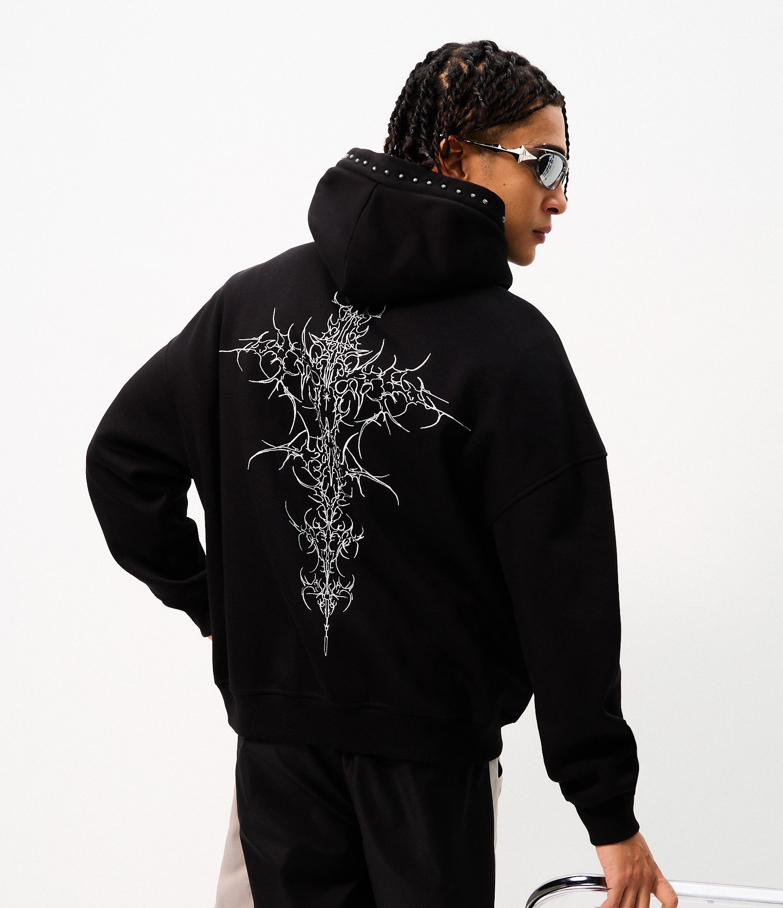 Moletom Boxy com Estampa Cruz de Corações Preto 3