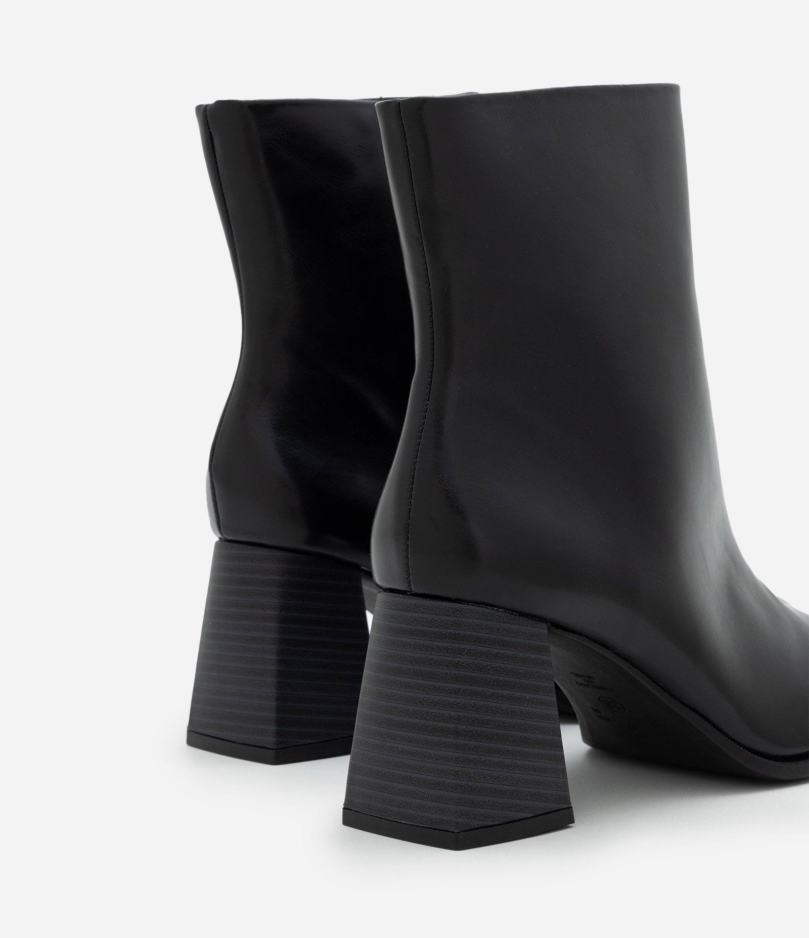 Bota em PU com Bico Quadrado e Salto Bloco Preto 6