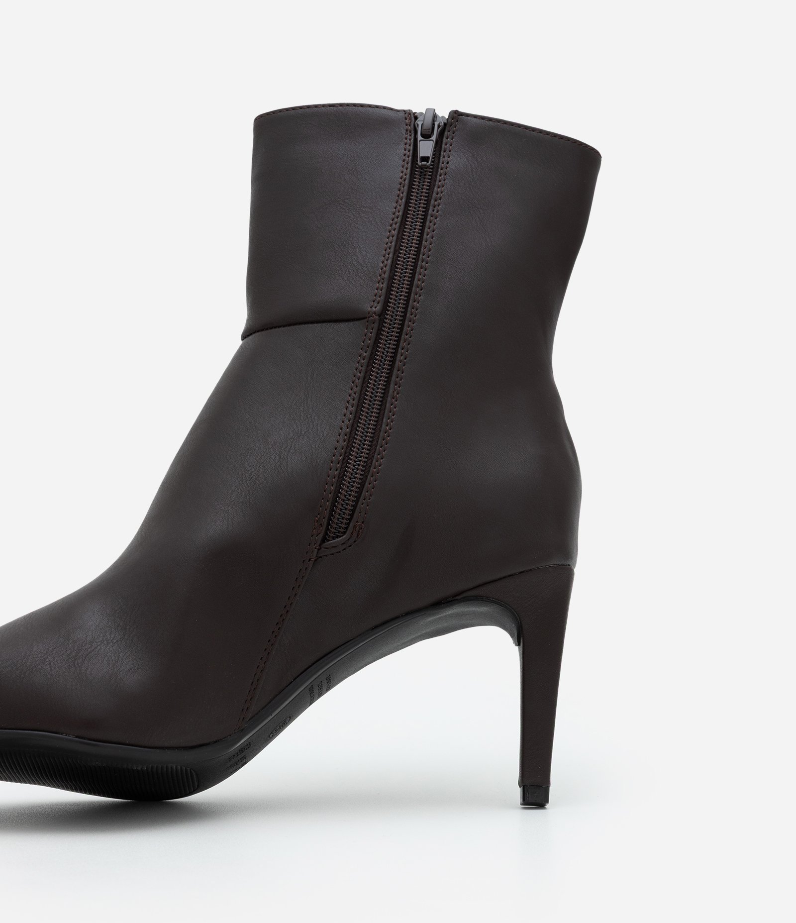 Bora Cano Médio em PU com Bico Fino Marrom 4