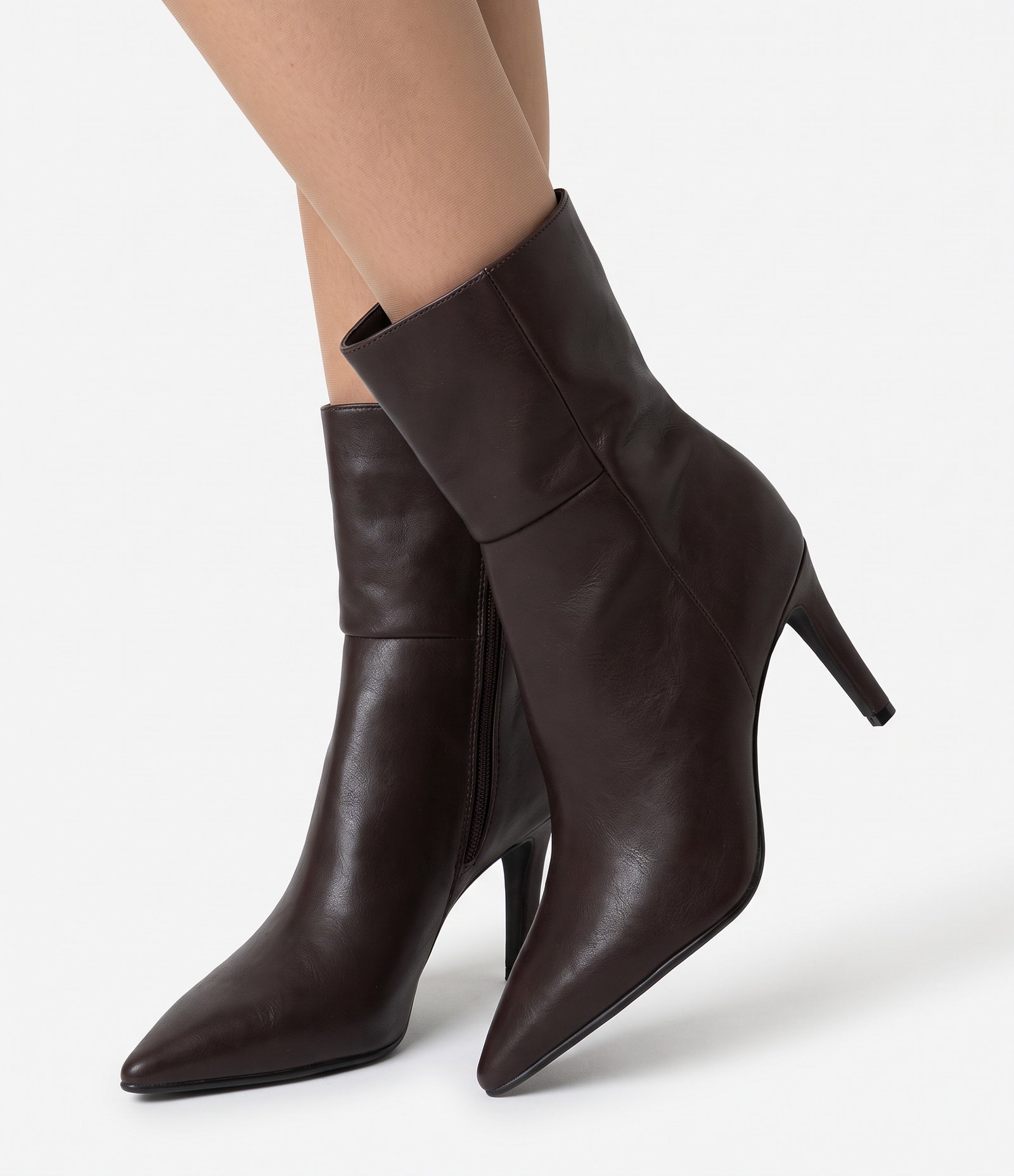 Bota Cano Médio em PU com Bico Fino Marrom 2