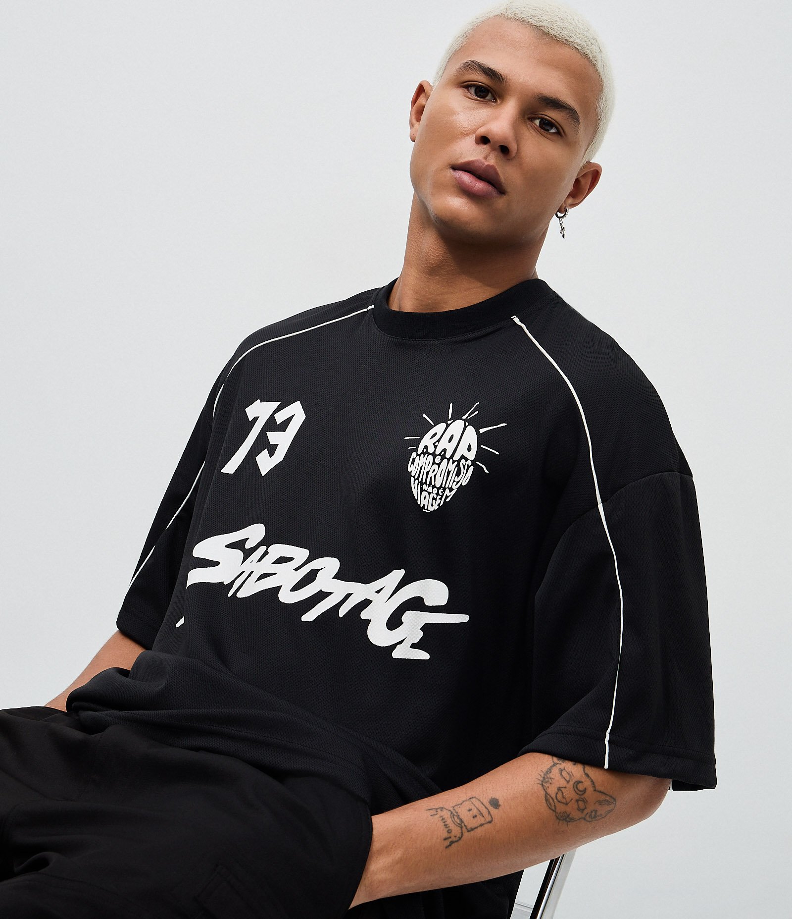 Camiseta Oversized SABOTAGE 73 com Estampa Preto 1