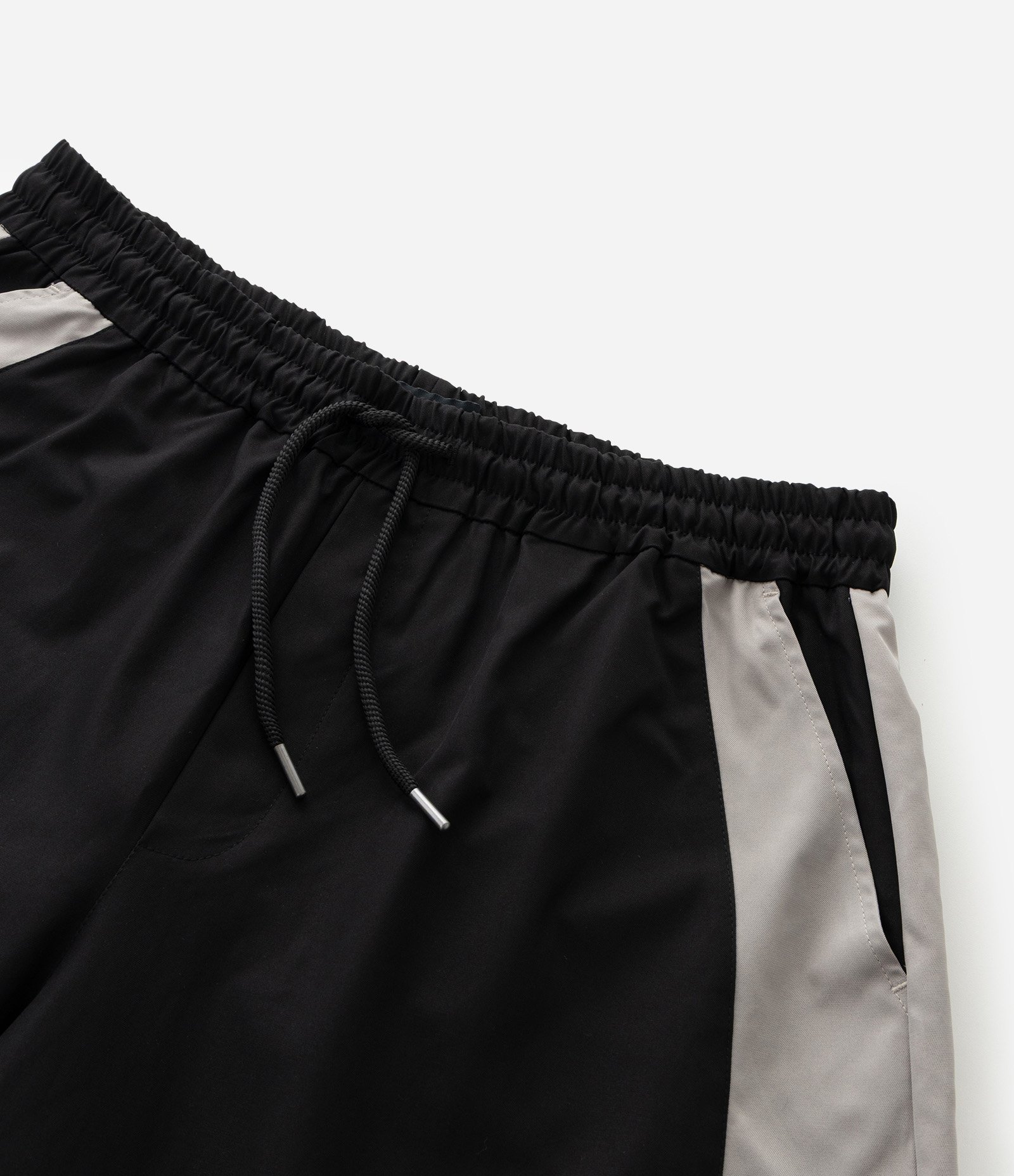Calça Barrel Fashion com Recortes Contrastantes Preto 9