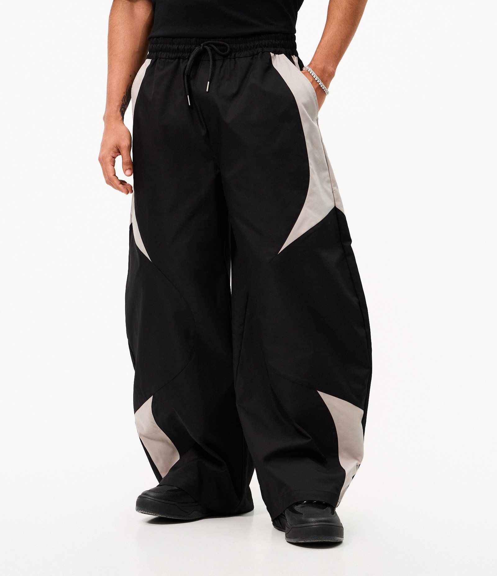 Calça Barrel Fashion com Recortes Contrastantes Preto 2