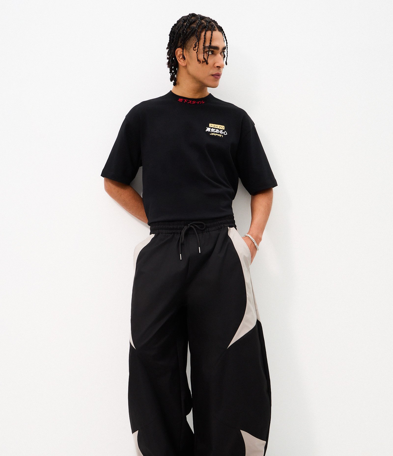 Calça Barrel Fashion com Recortes Contrastantes Preto 3