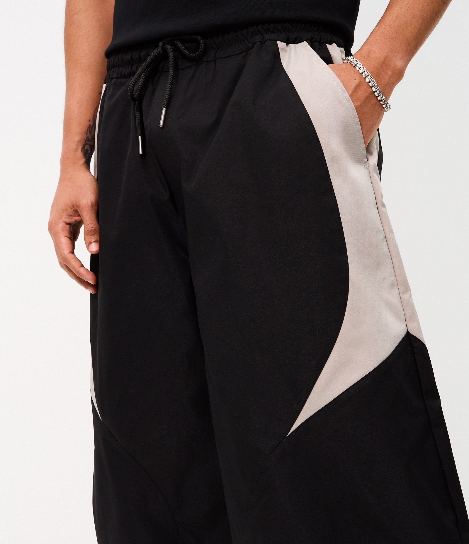 Calça Barrel Fashion com Recortes Contrastantes Preto 4