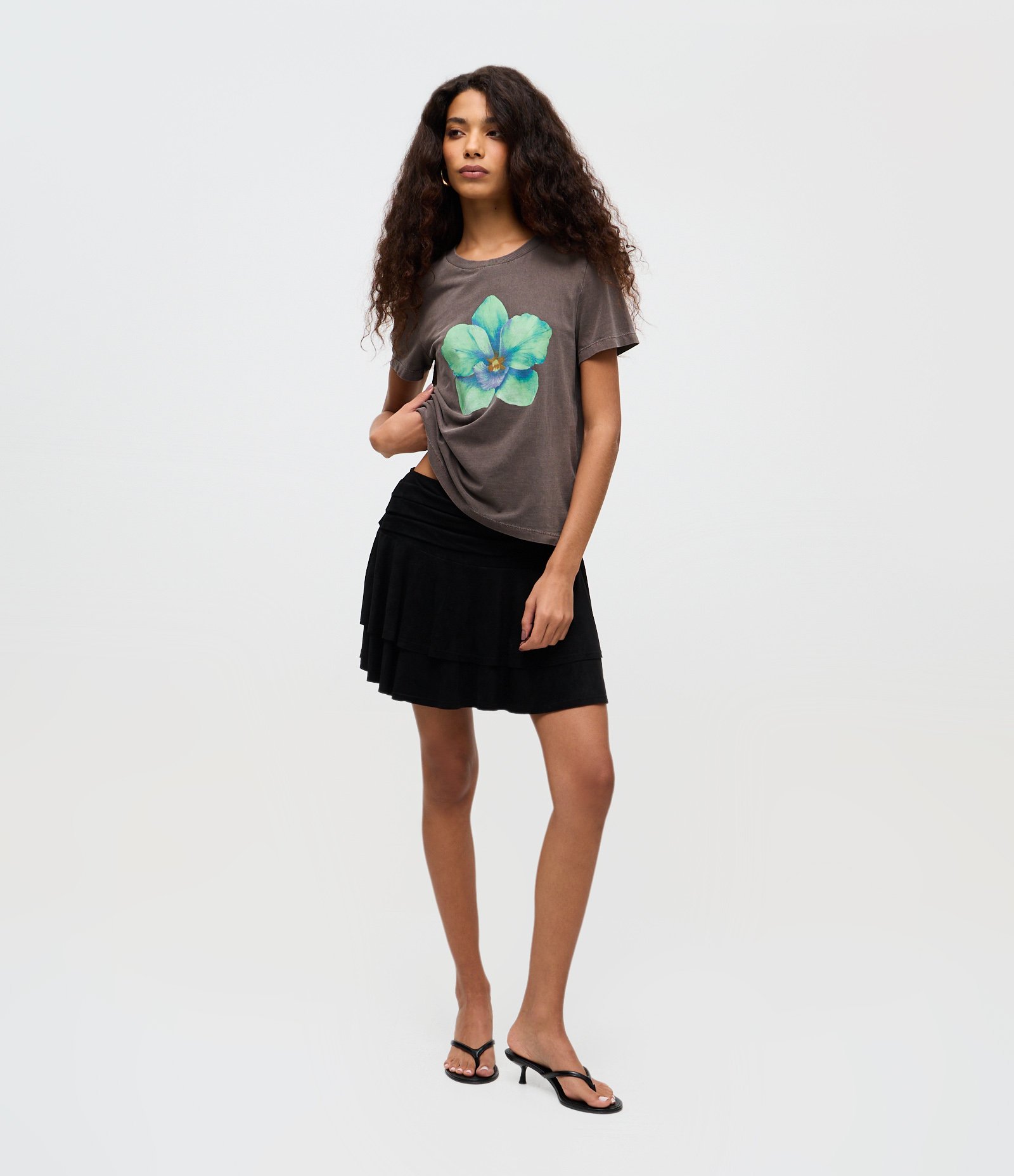 Saia Curta Evasê em Suede com Babados Preto 1