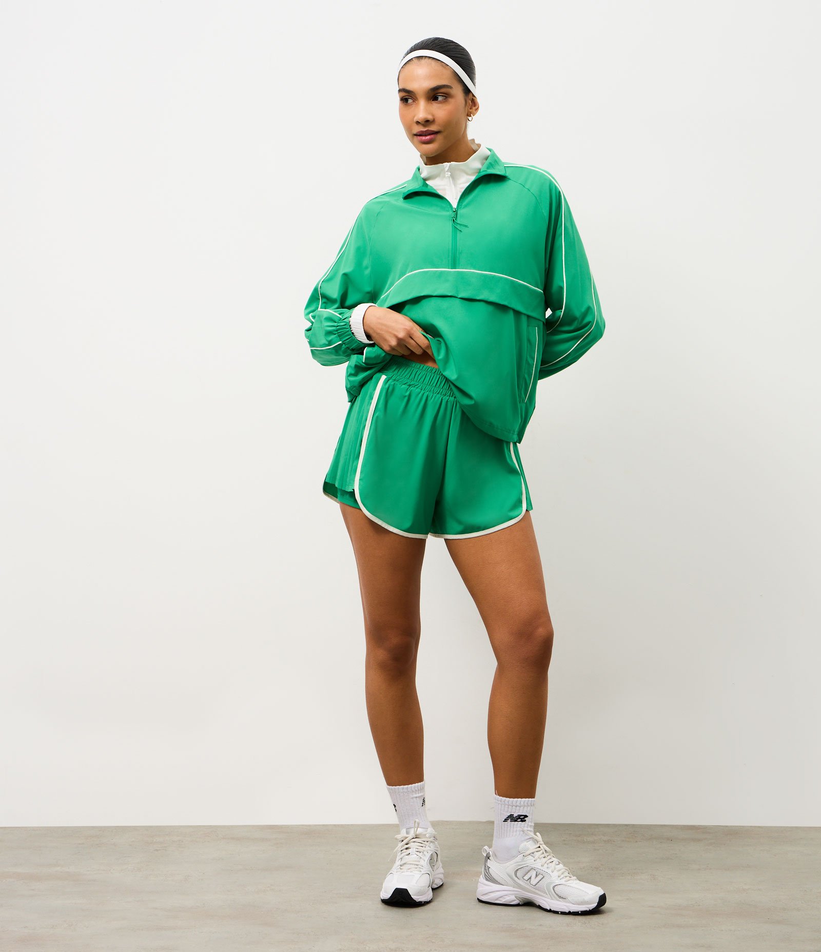 Bermuda Runner Esportiva com Short Interno e Laterais Plissadas Verde 1