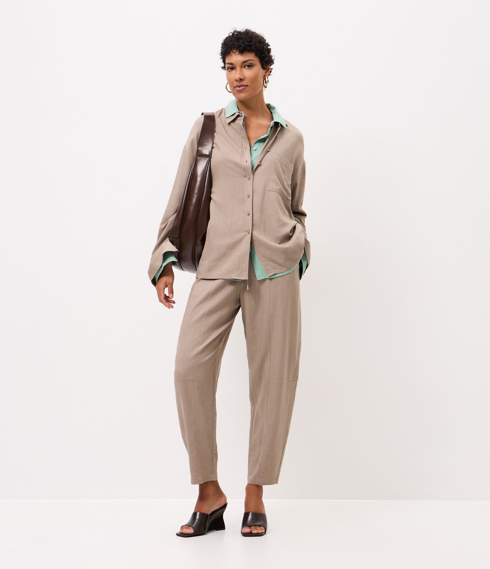 Camisa Oversized em Viscolinho com Punhos Ajustados Bege 2