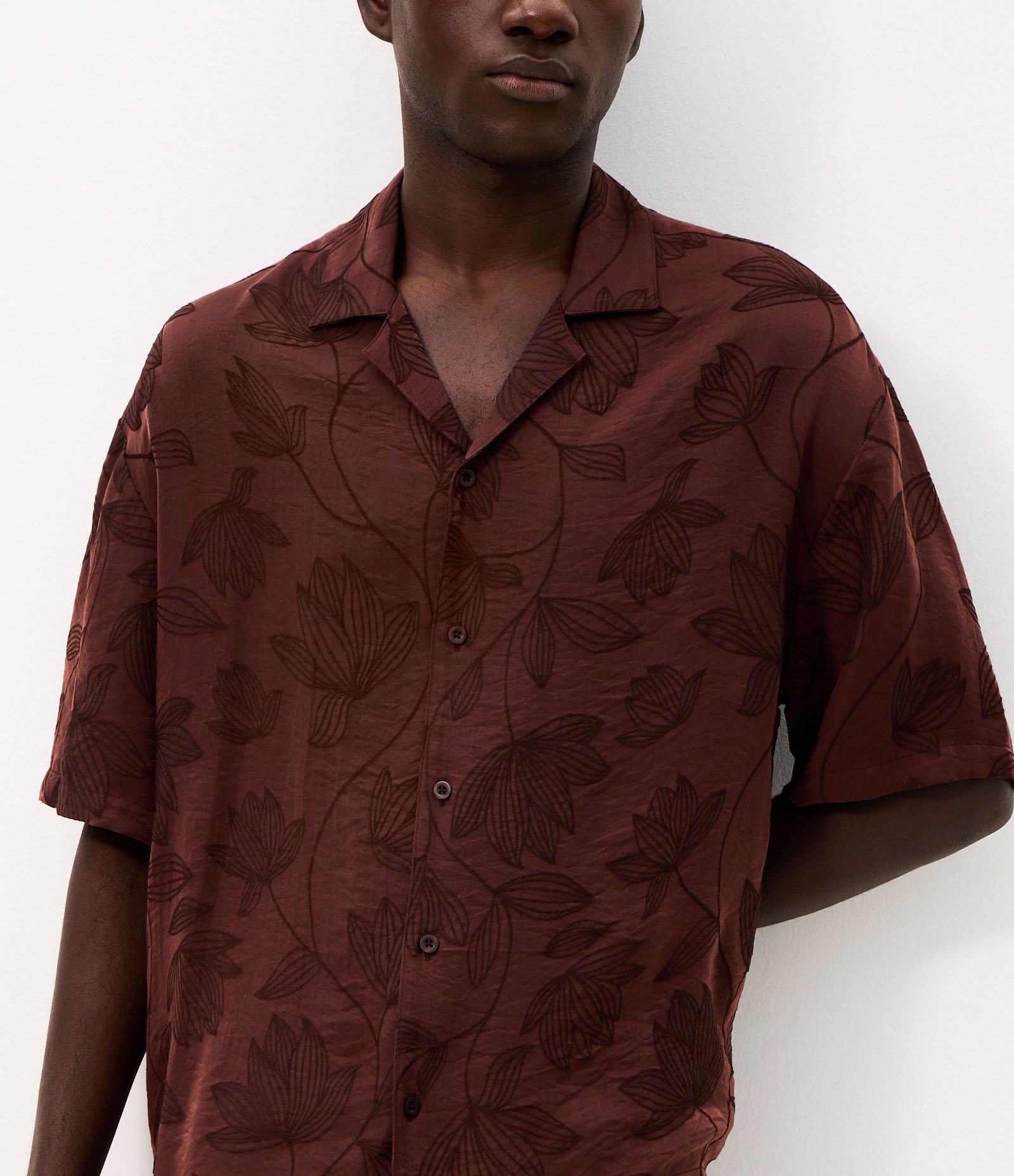 Camisa Manga Curta Jacquard Floral Boxy Marrom 3