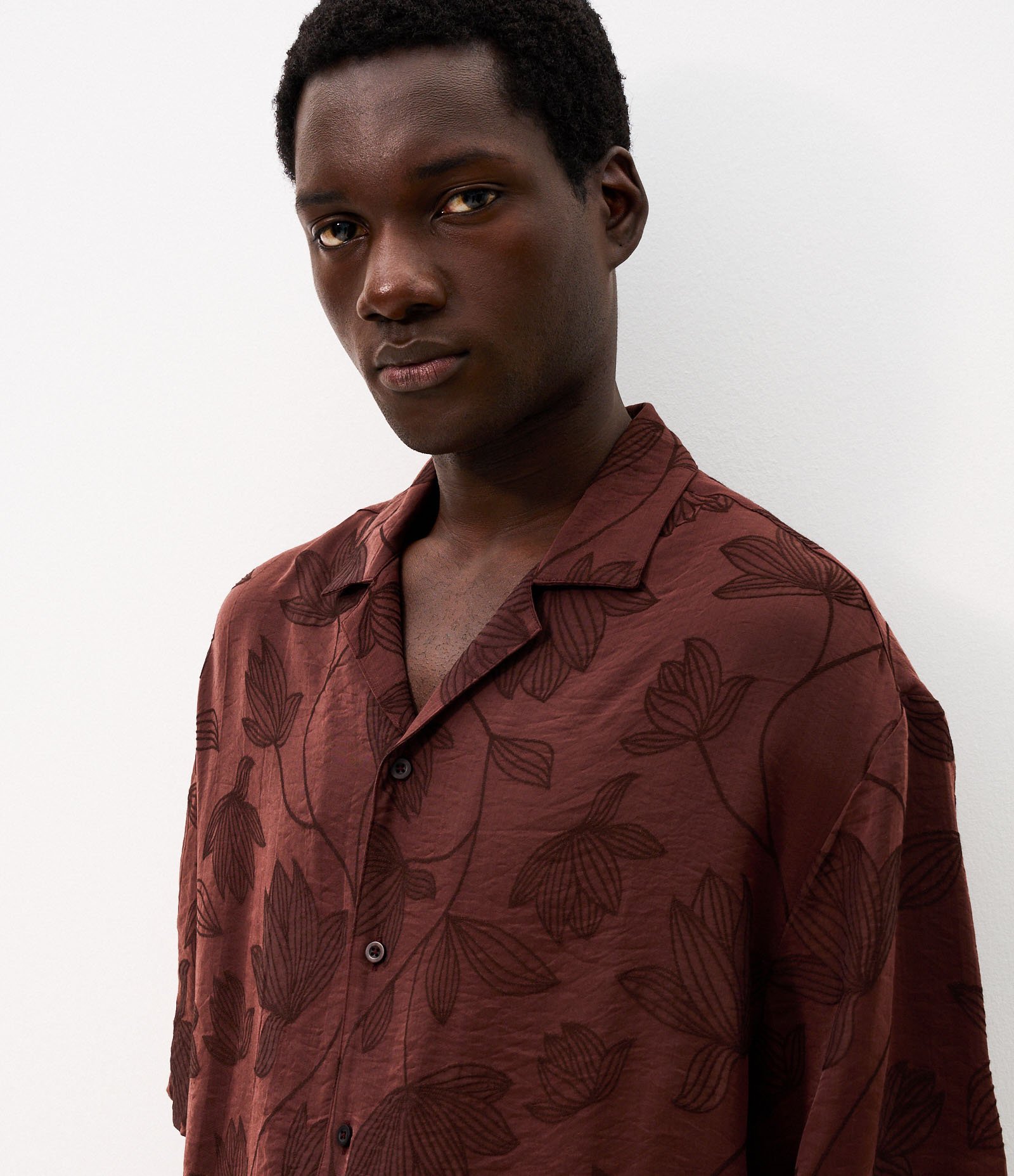 Camisa Manga Curta Jacquard Floral Boxy Marrom 4