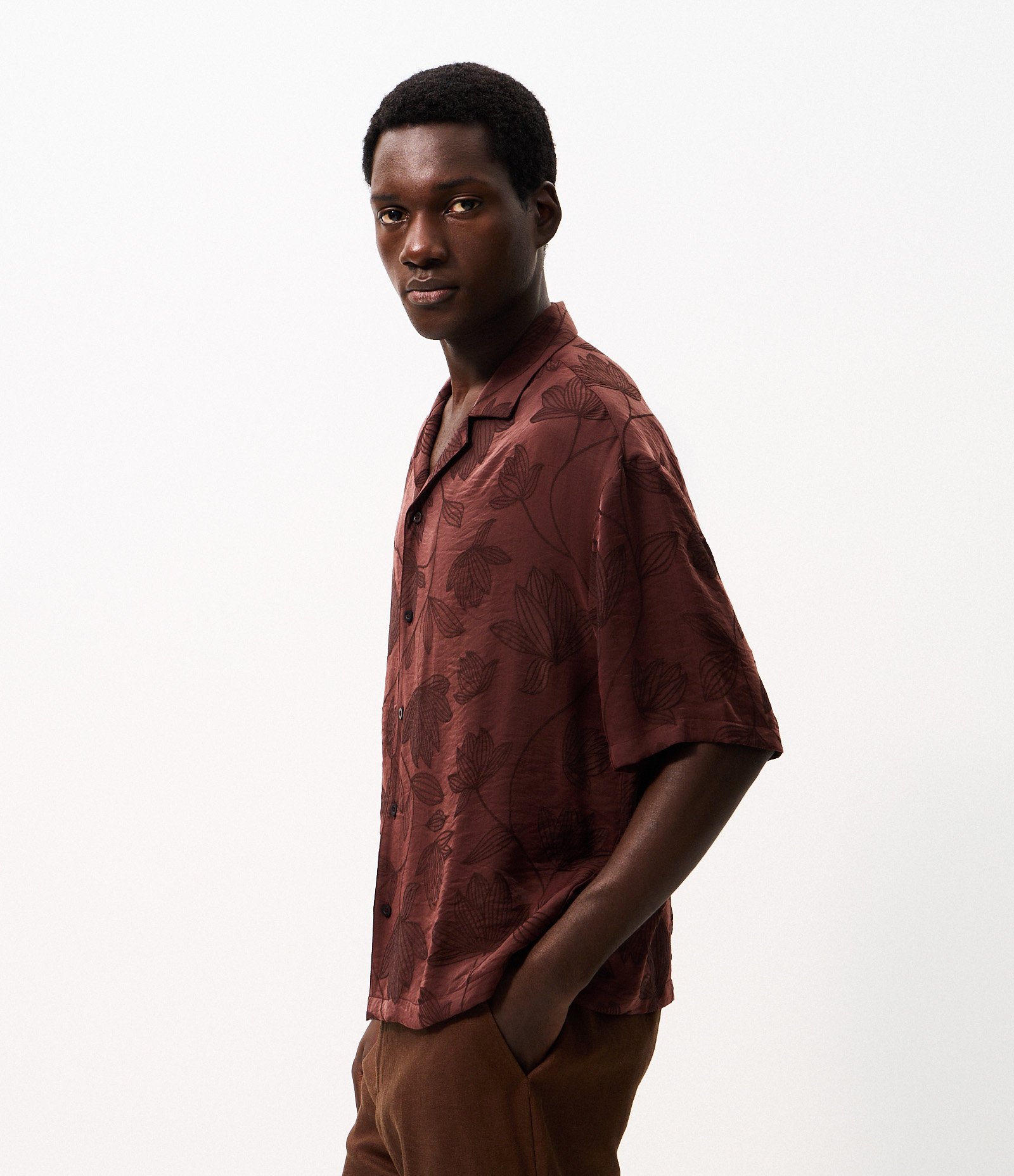Camisa Manga Curta Jacquard Floral Boxy Marrom 5