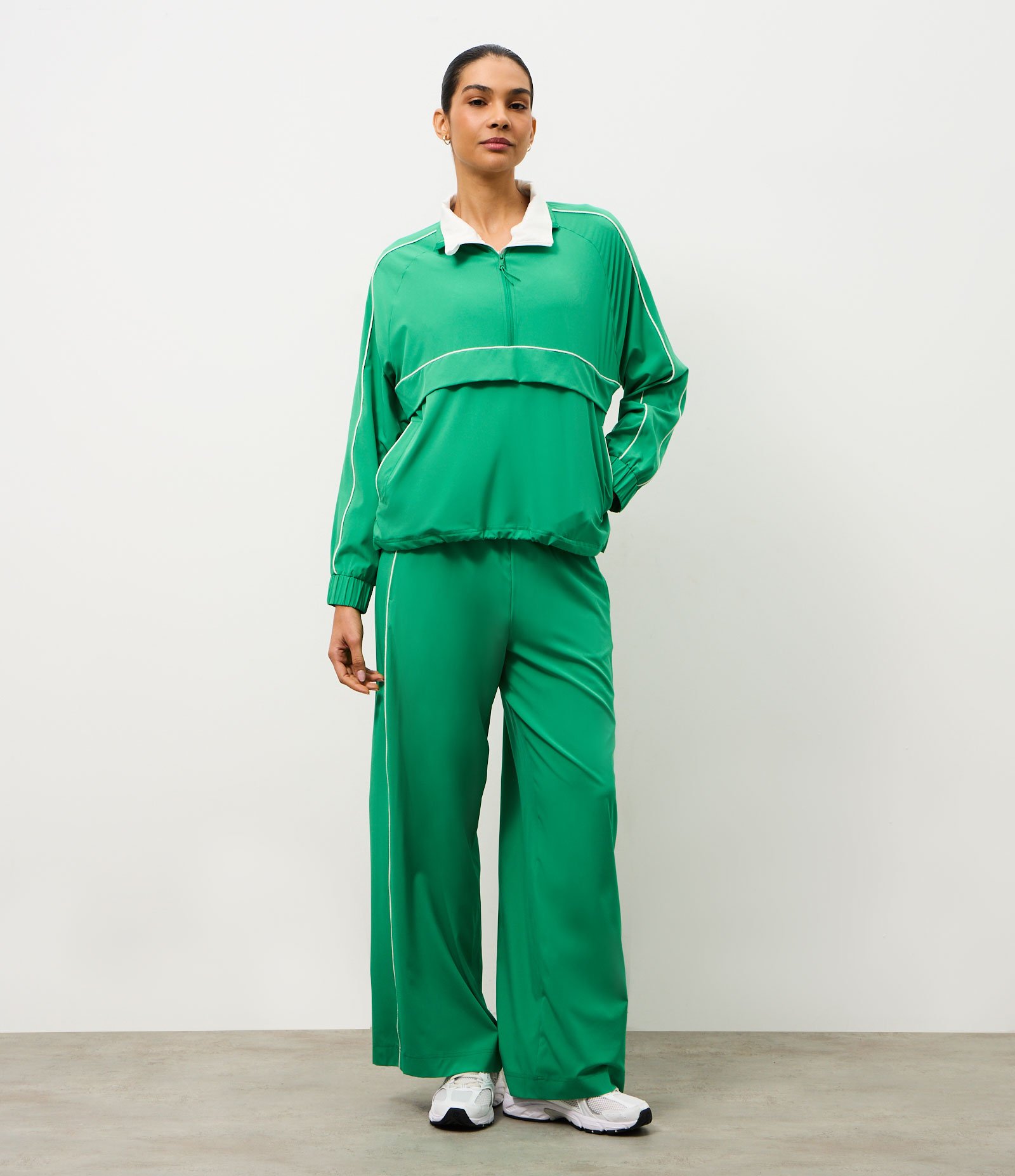 Calça Reta Esportiva com Friso Contrastante Verde 1