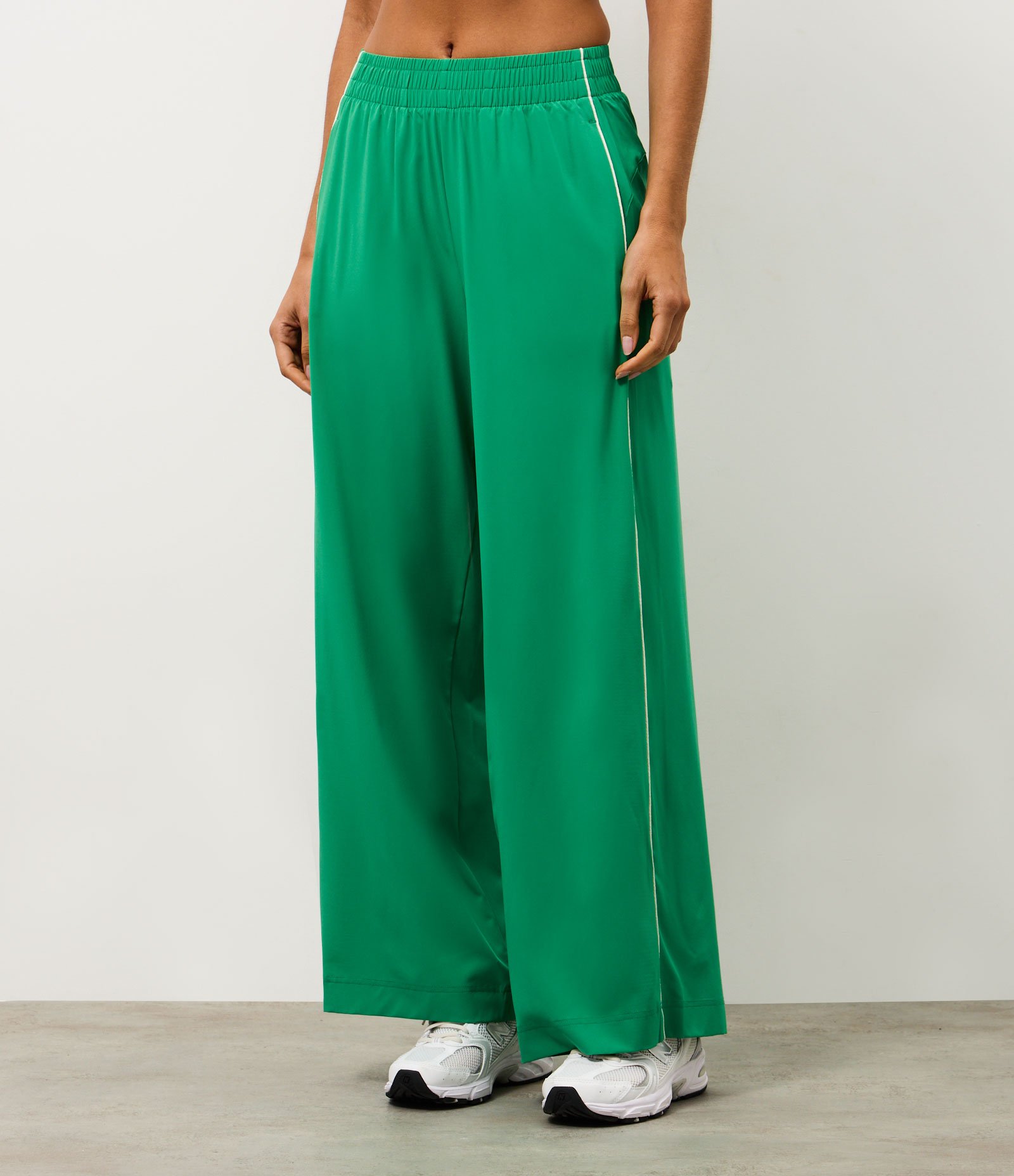 Calça Reta Esportiva com Friso Contrastante Verde 2