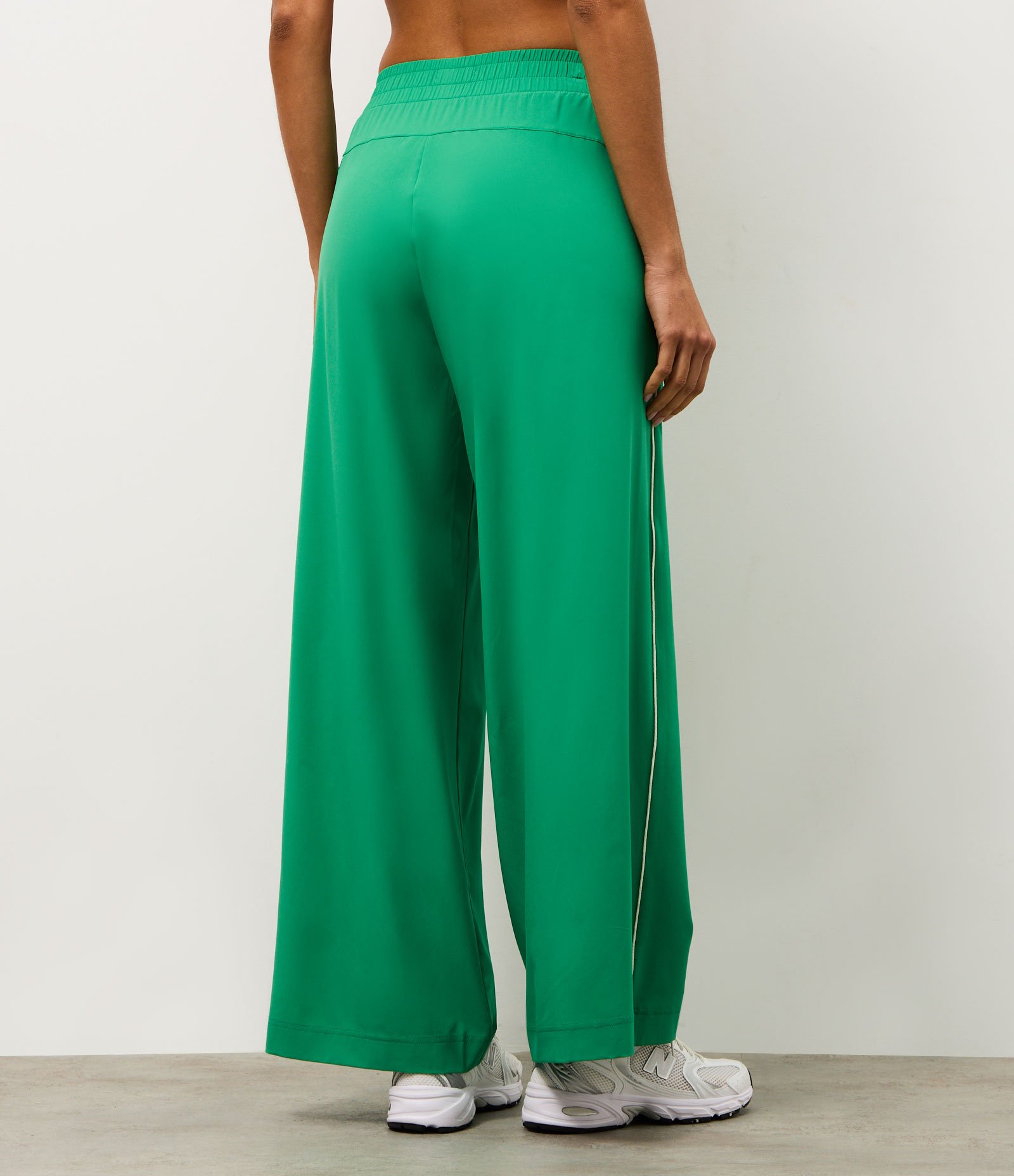 Calça Reta Esportiva com Friso Contrastante Verde 4