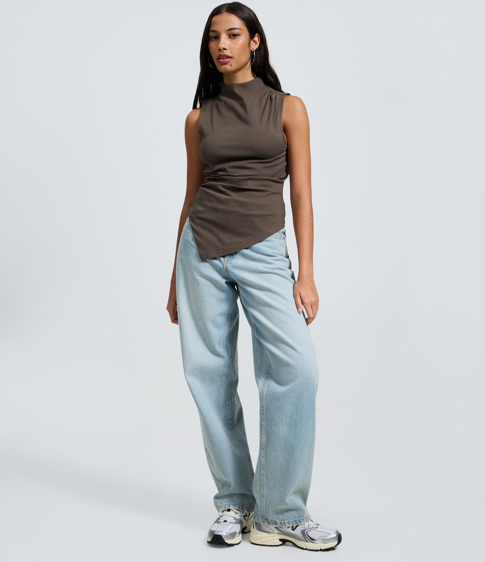 Blusa em Bengaline com Golinha e Barra Assimétrica Marrom 2