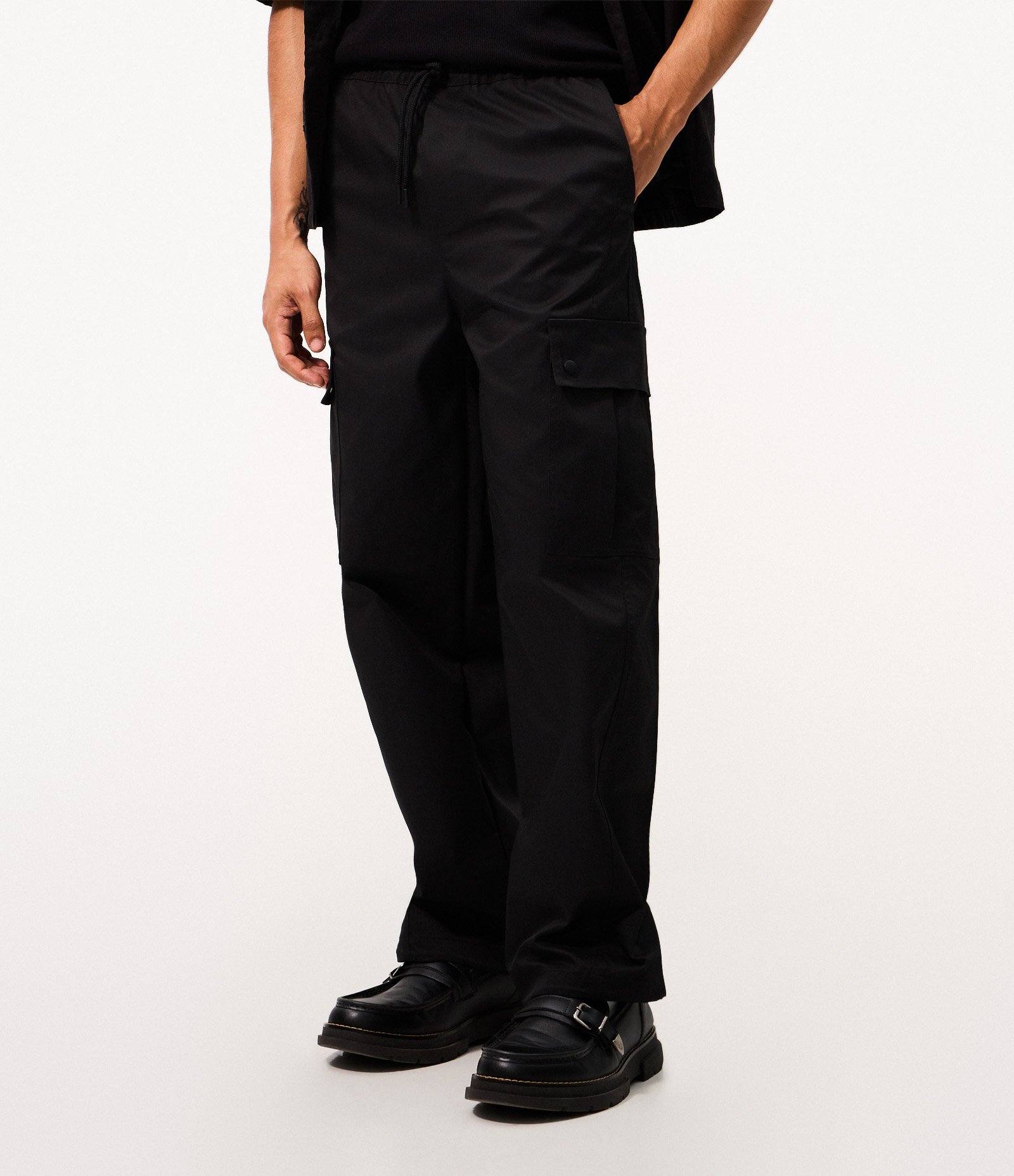 Calça Super Baggy com Bolsos Cargo Preto 2