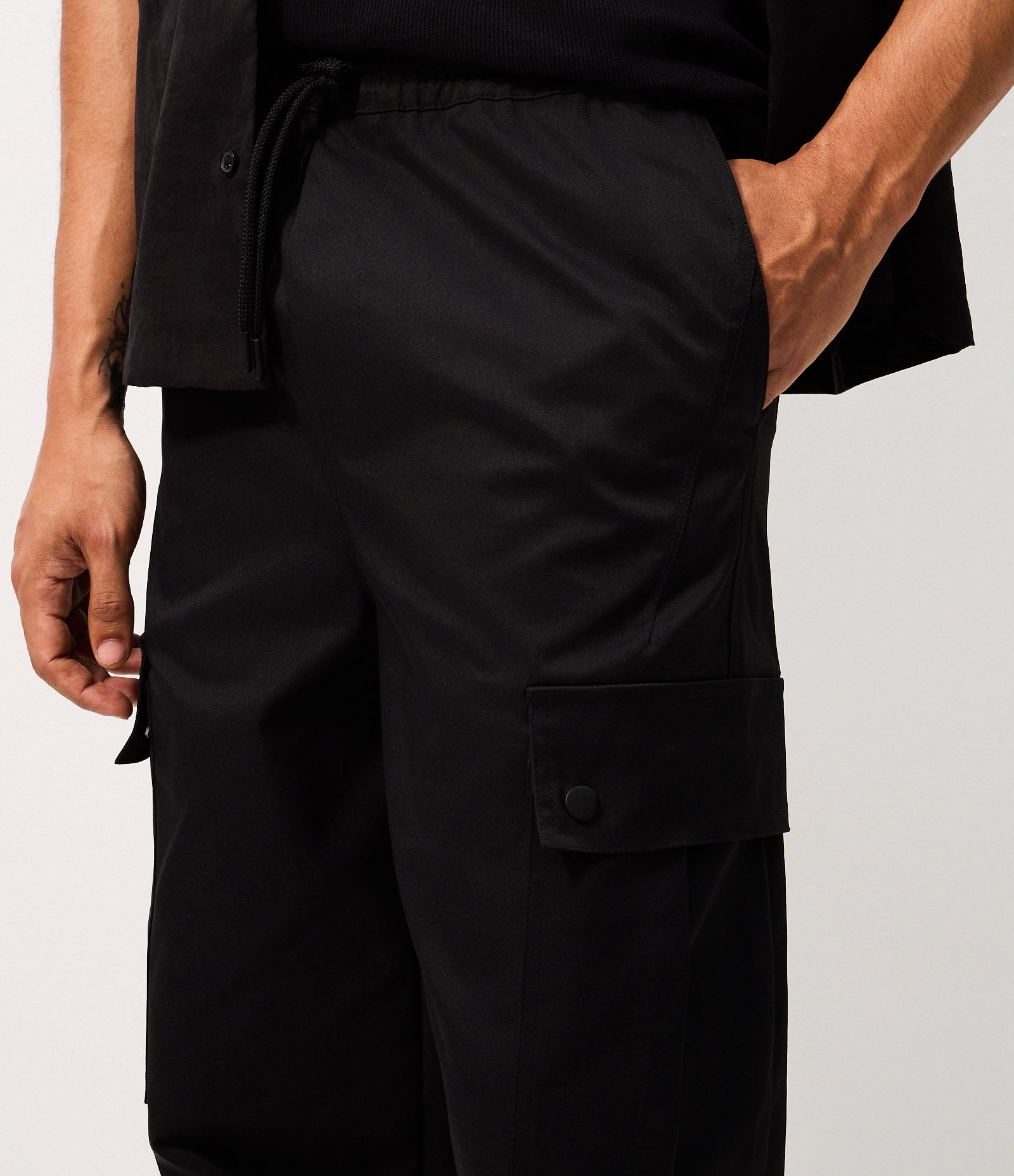 Calça Super Baggy com Bolsos Cargo Preto 3