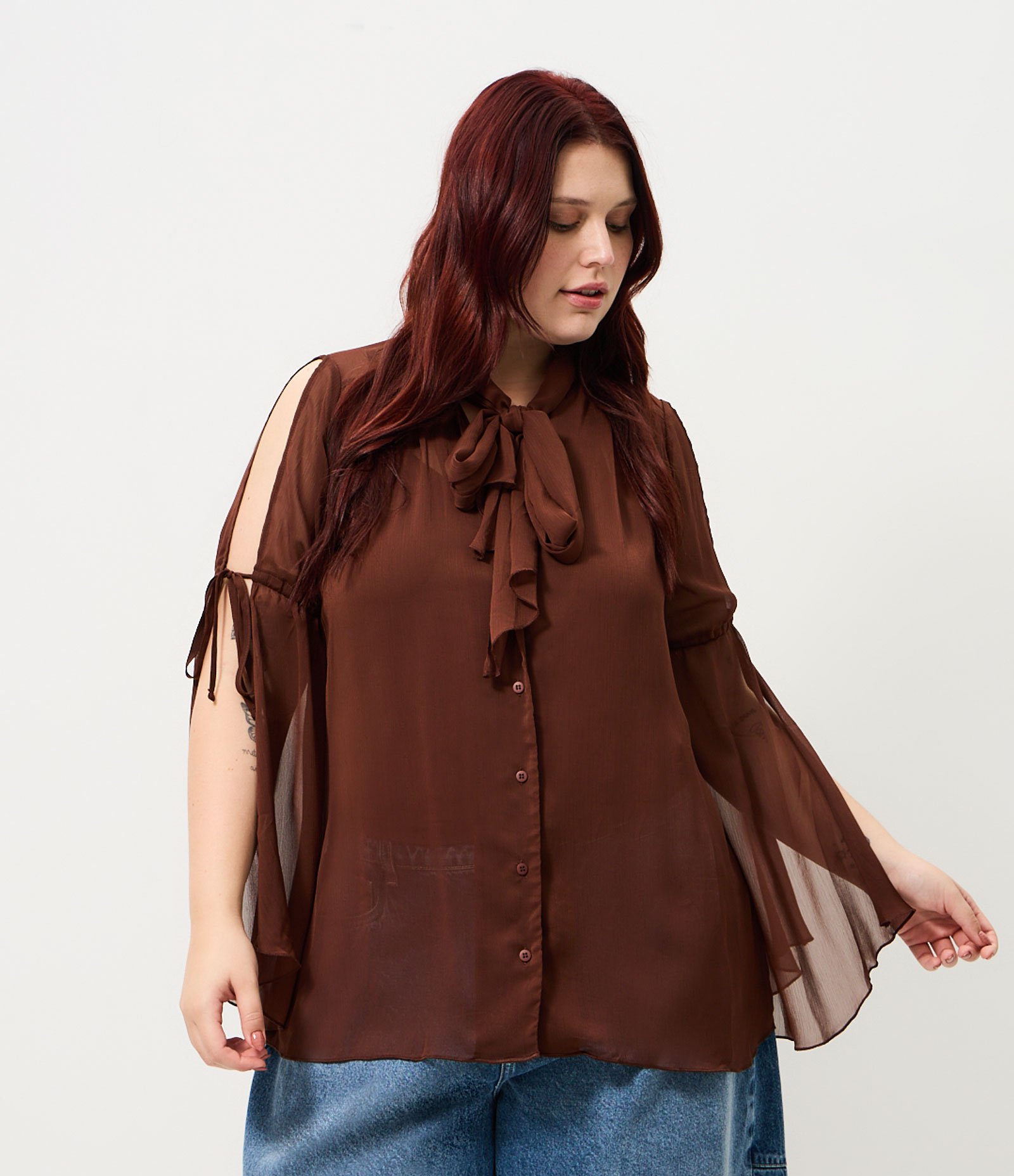 Blusa Capa em Crepe com Estrutura Fluida e Amarrações Curve & Plus Size Marrom 1