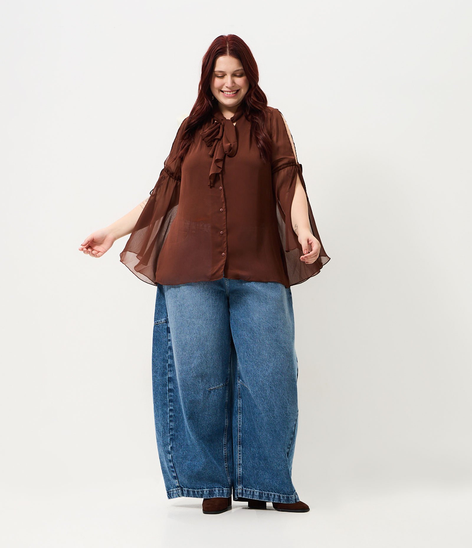 Blusa Capa em Crepe com Estrutura Fluida e Amarrações Curve & Plus Size Marrom 2