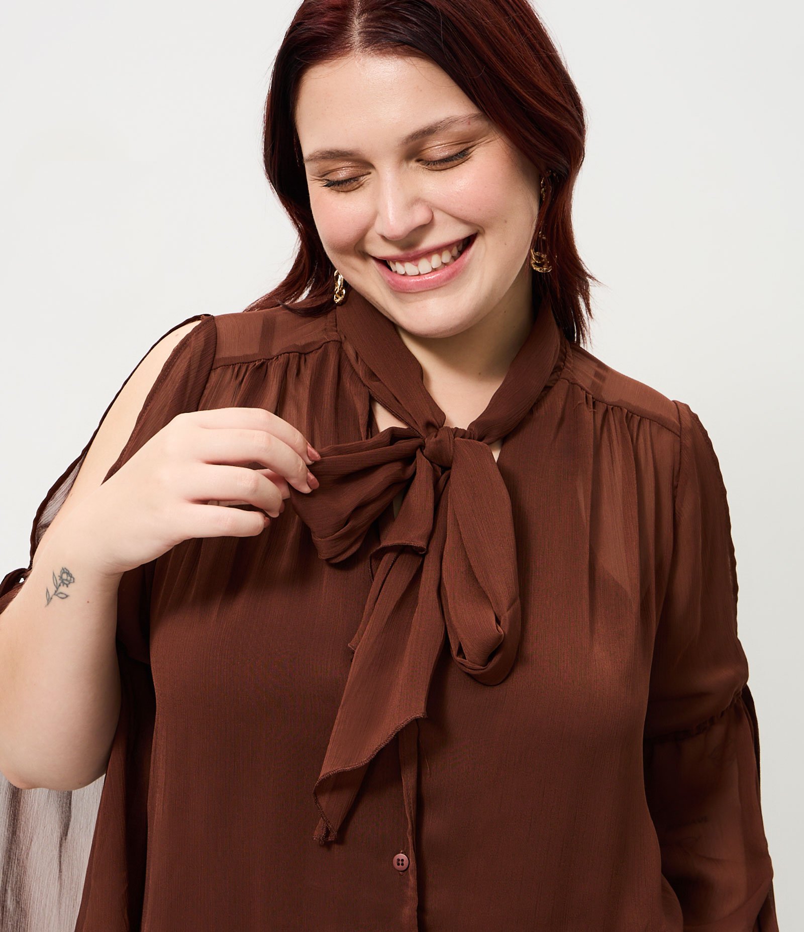 Blusa Capa em Crepe com Estrutura Fluida e Amarrações Curve & Plus Size Marrom 3