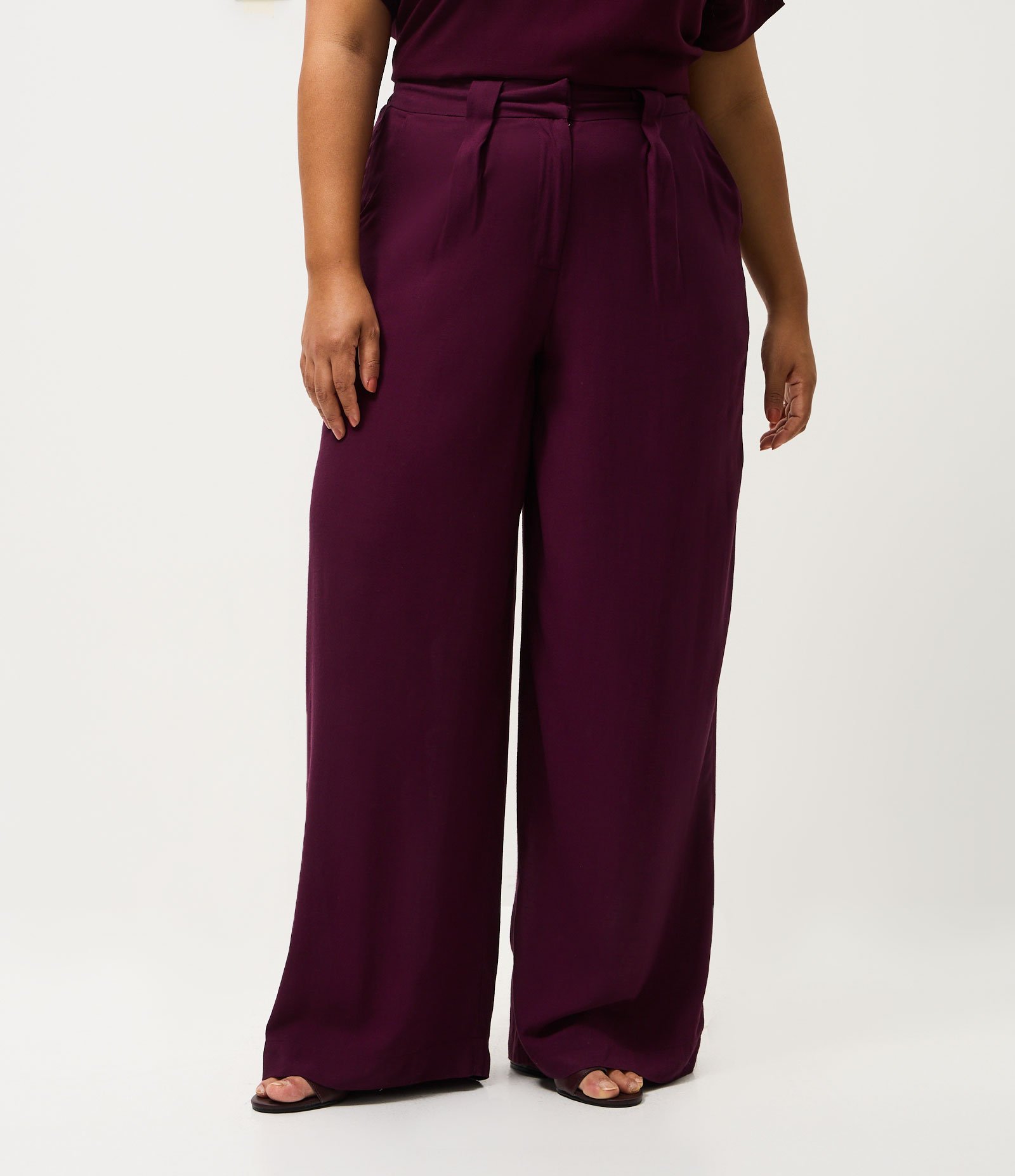 Calça Pantalona Viscose com Pregas Curve & Plus Size Vermelho 2