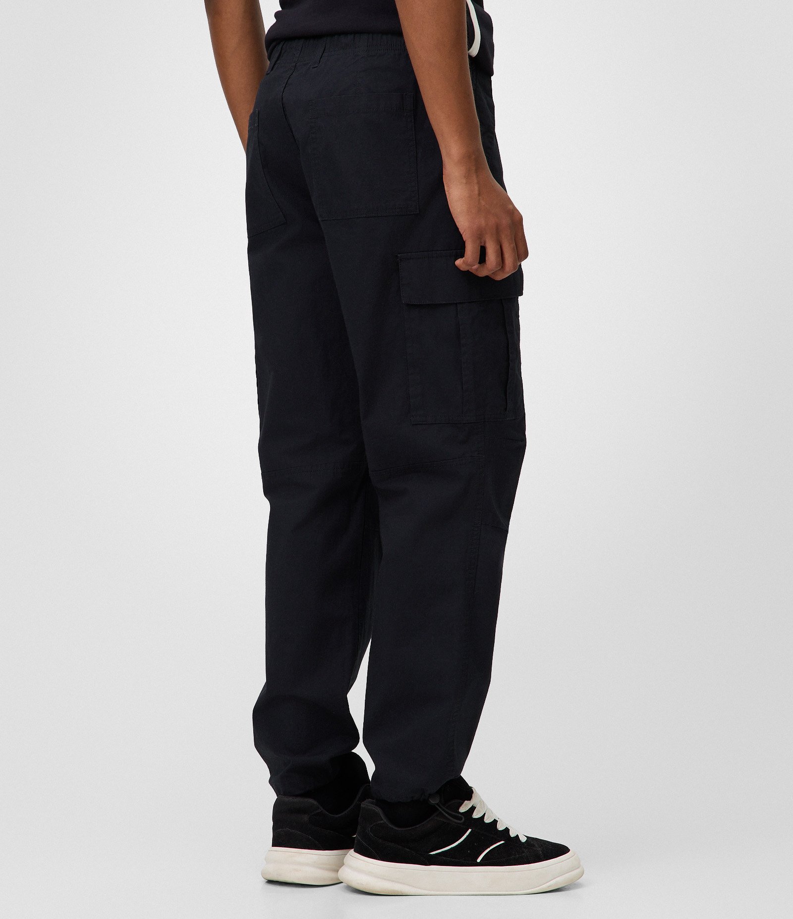 Calça Cargo em Sarja com Bolsos Laterais Preto 3