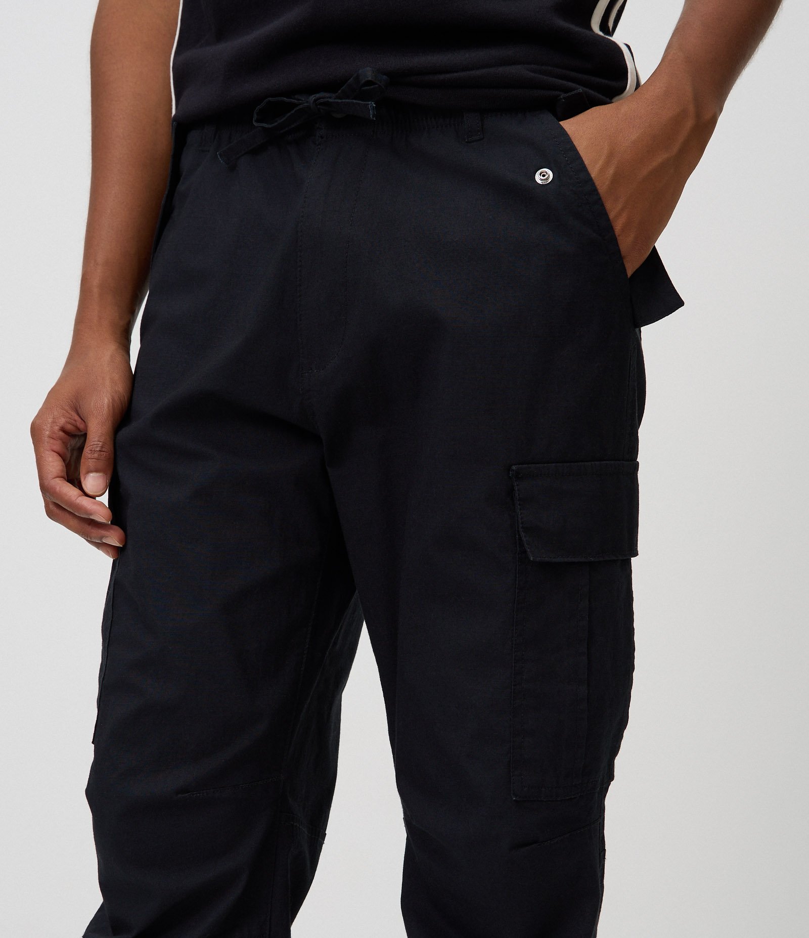 Calça Cargo em Sarja com Bolsos Laterais Preto 4