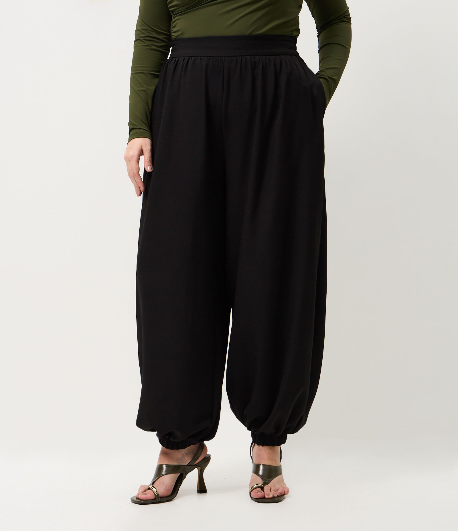 Calça Aladim em Crepe Curve & Plus Size Preto 2