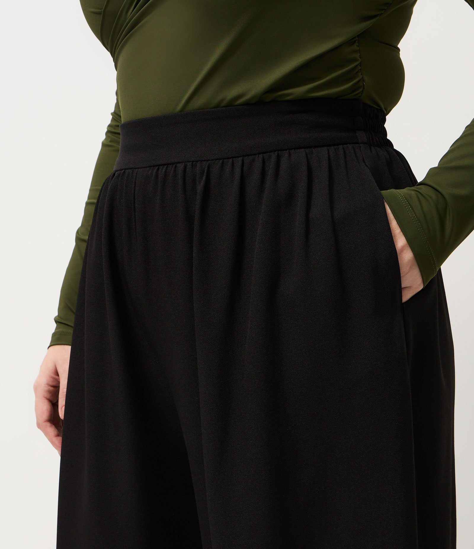 Calça Aladim em Crepe Curve & Plus Size Preto 3