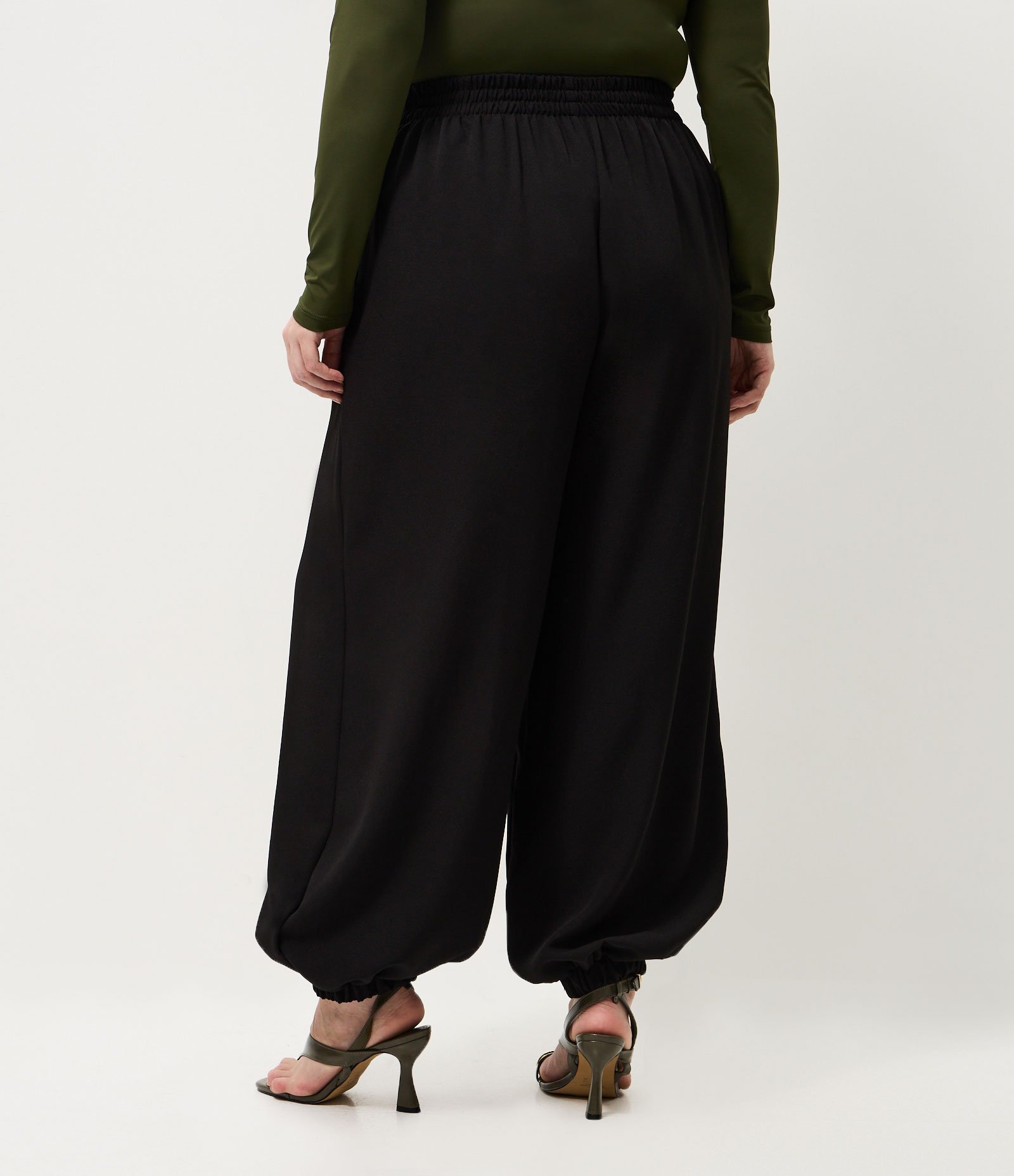 Calça Aladim em Crepe Curve & Plus Size Preto 4