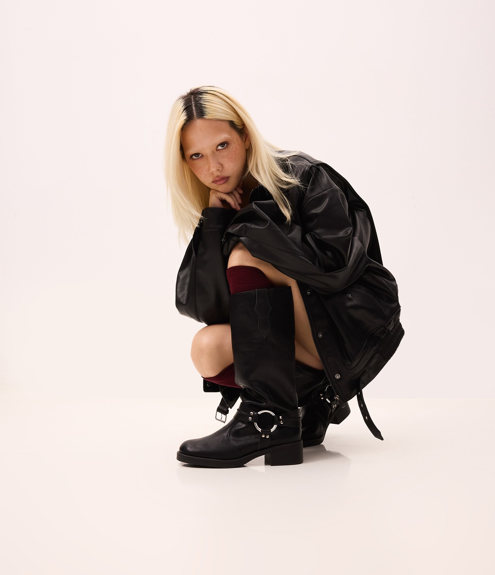 Bota Biker Boot em PU com Detalhe em Metal na Lateral Preto 1