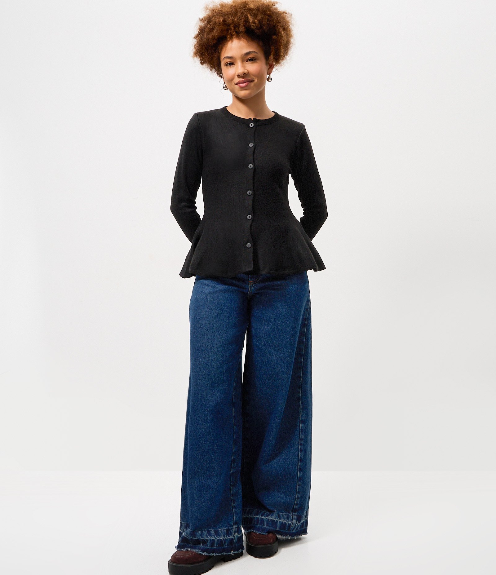 Casaco em Tricô com Abotoamento Frontal e Barra Peplum Preto 2
