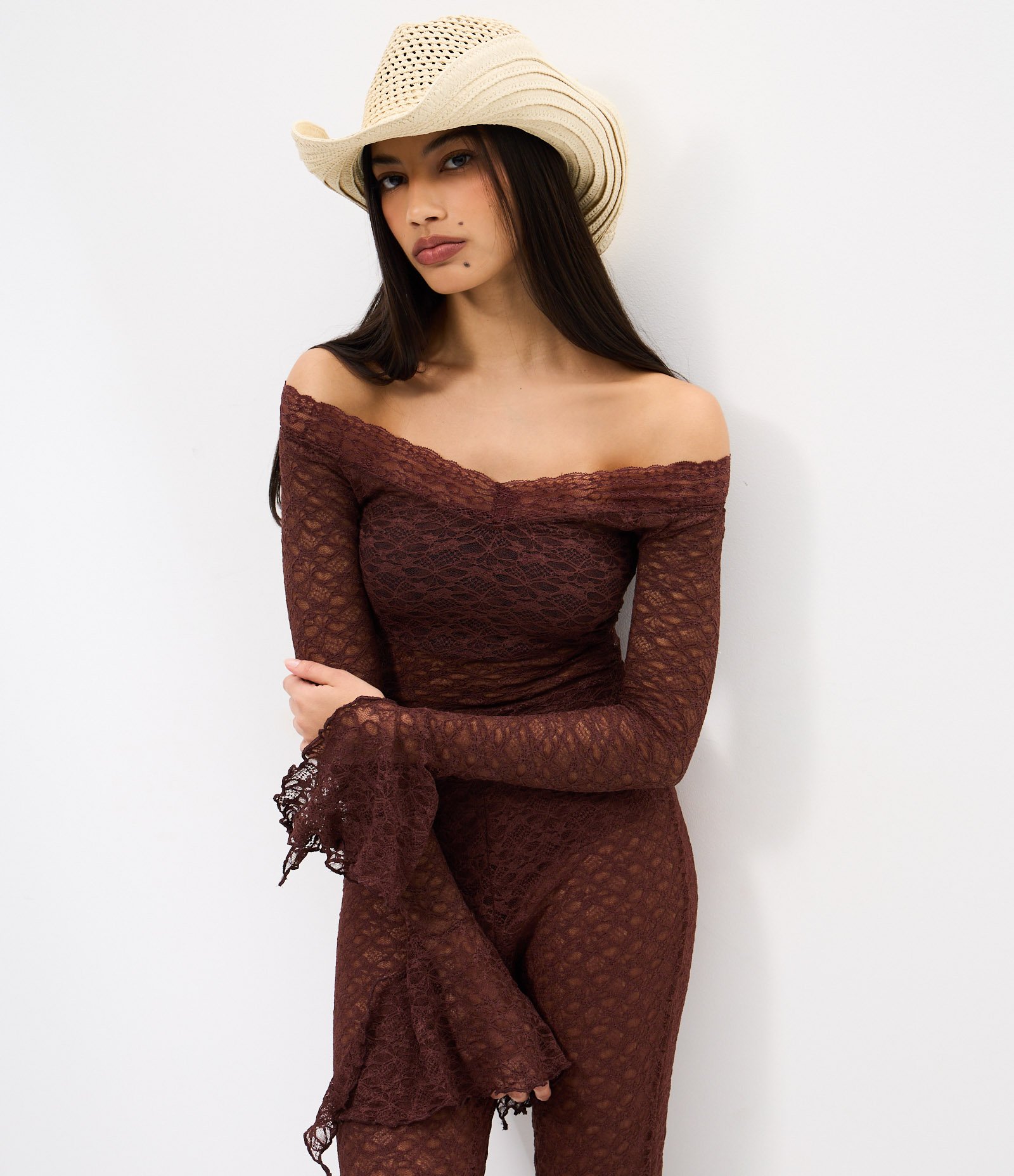 Blusa Manga Flare em Renda com Decote Ombro a Ombro Marrom 1