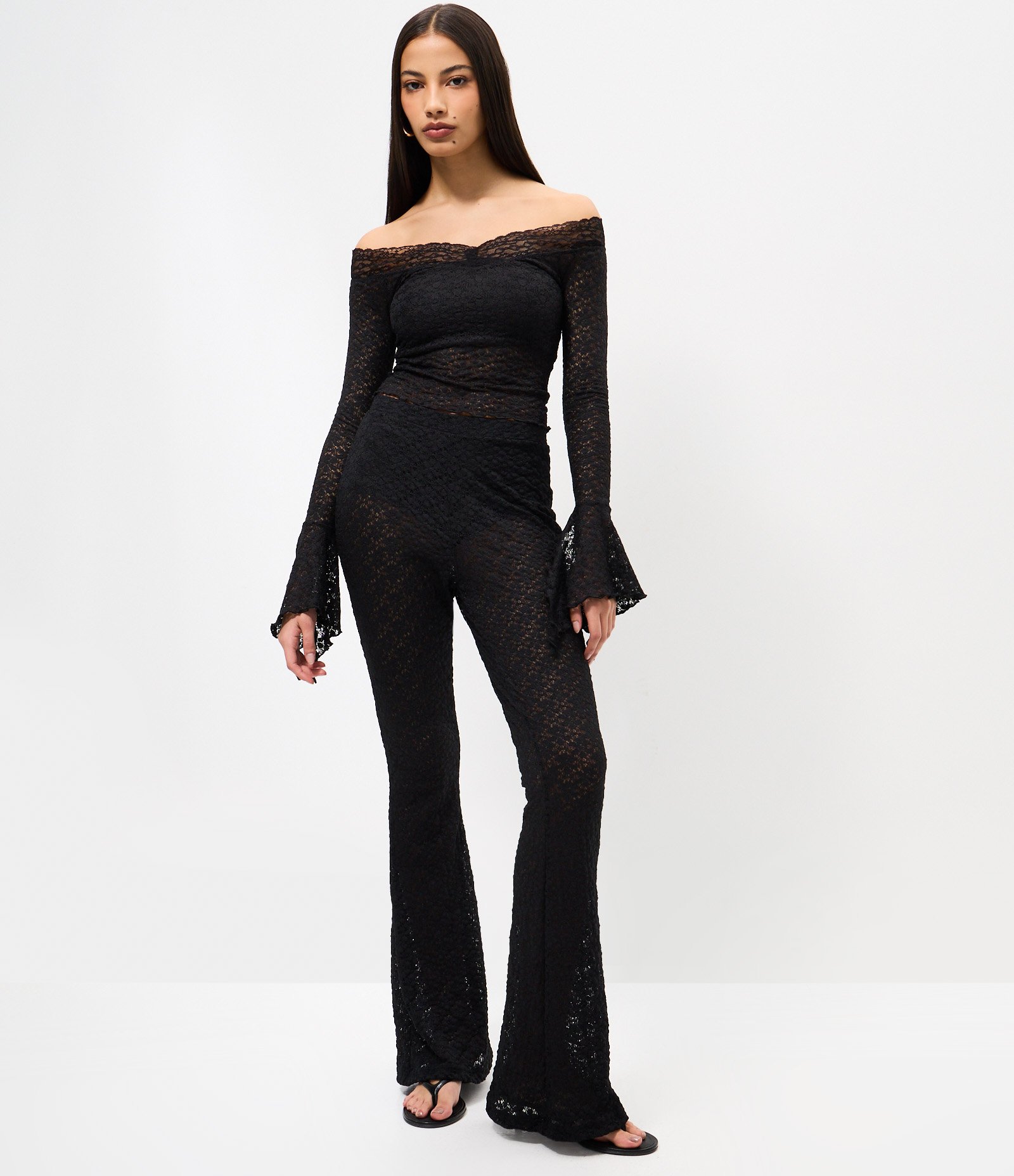 Blusa Manga Flare em Renda com Decote Ombro a Ombro Preto 2