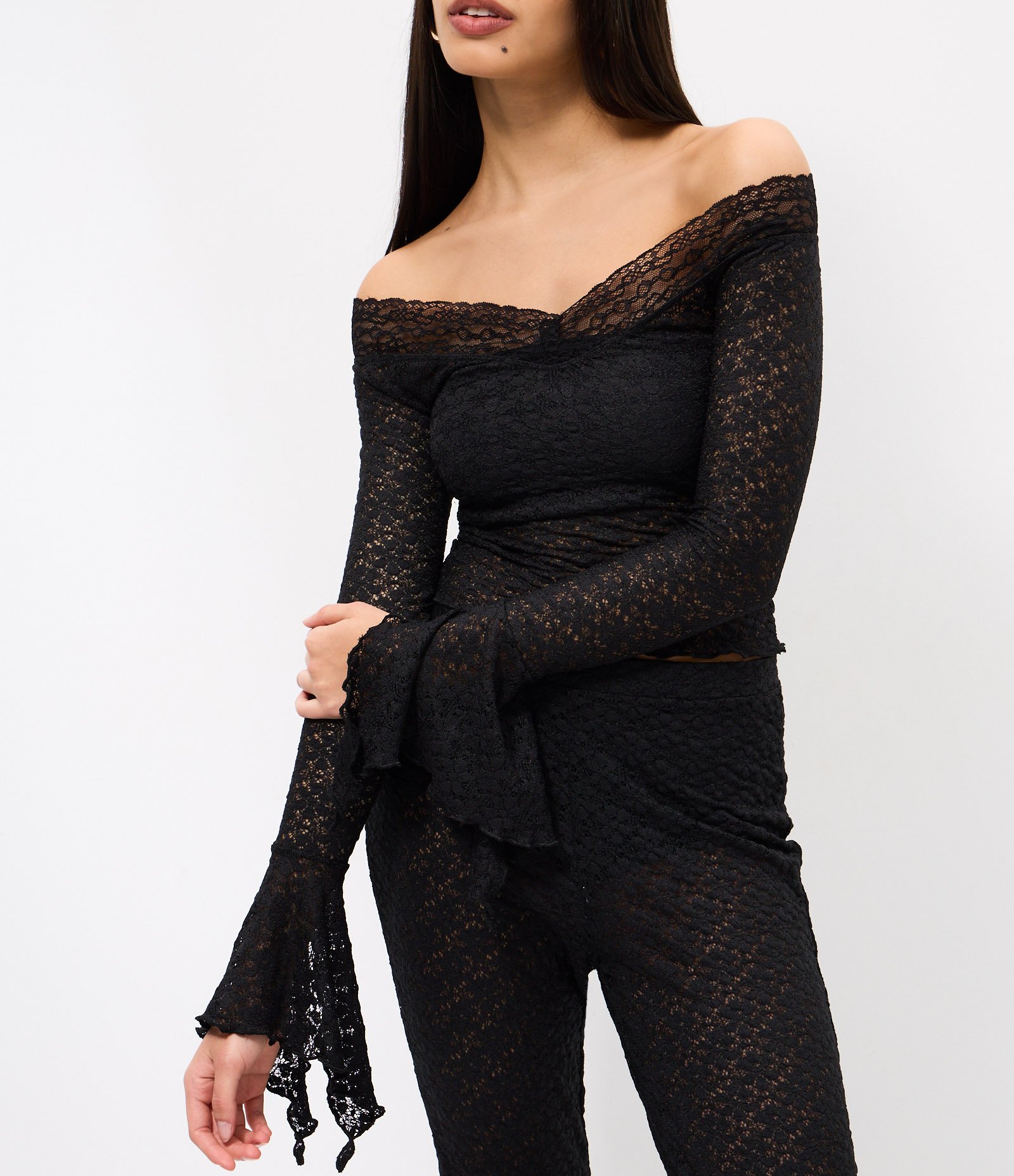 Blusa Manga Flare em Renda com Decote Ombro a Ombro Preto 3