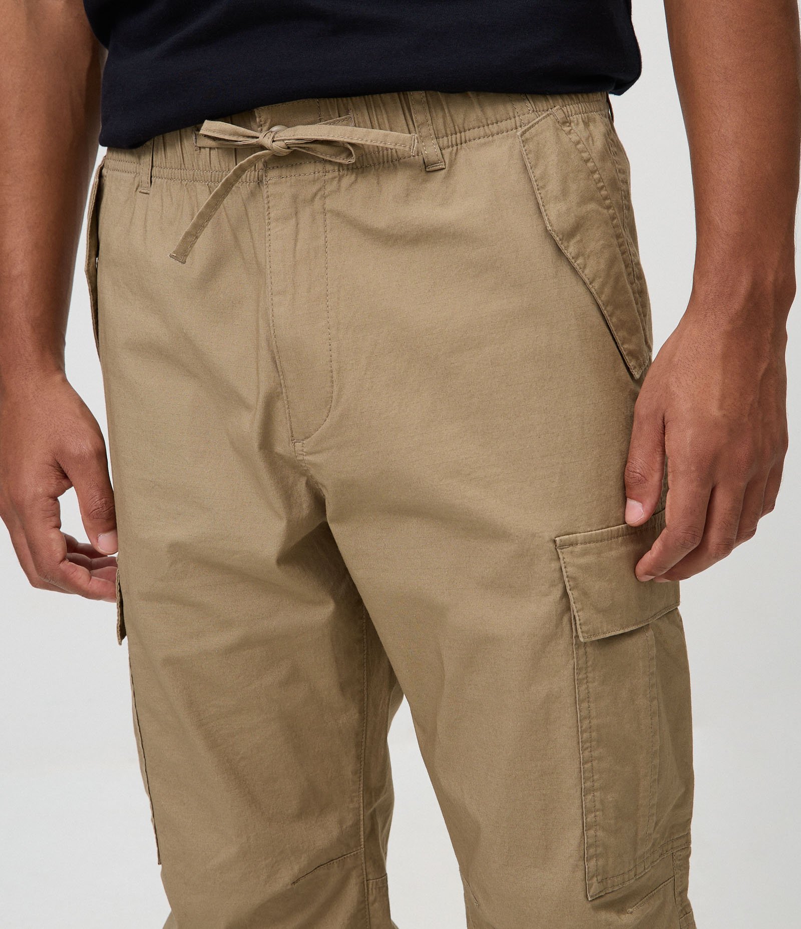 Calça Cargo em Sarja com Bolsos Laterais Bege 4