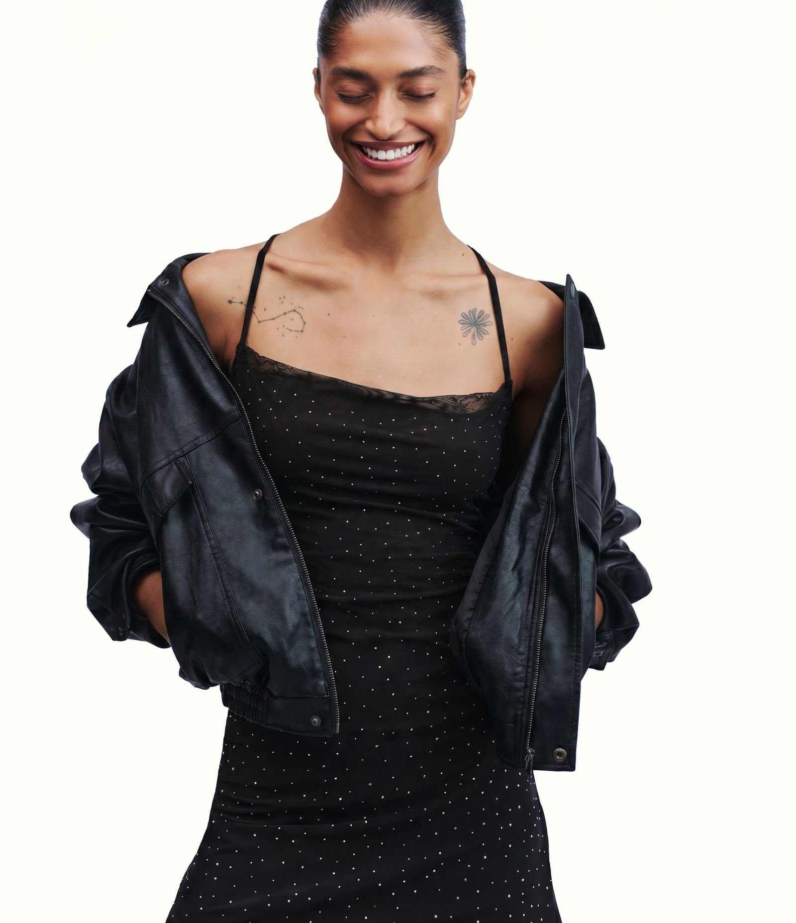 Vestido Curto em Tule com Brilhos e Decote Degagê Preto 1