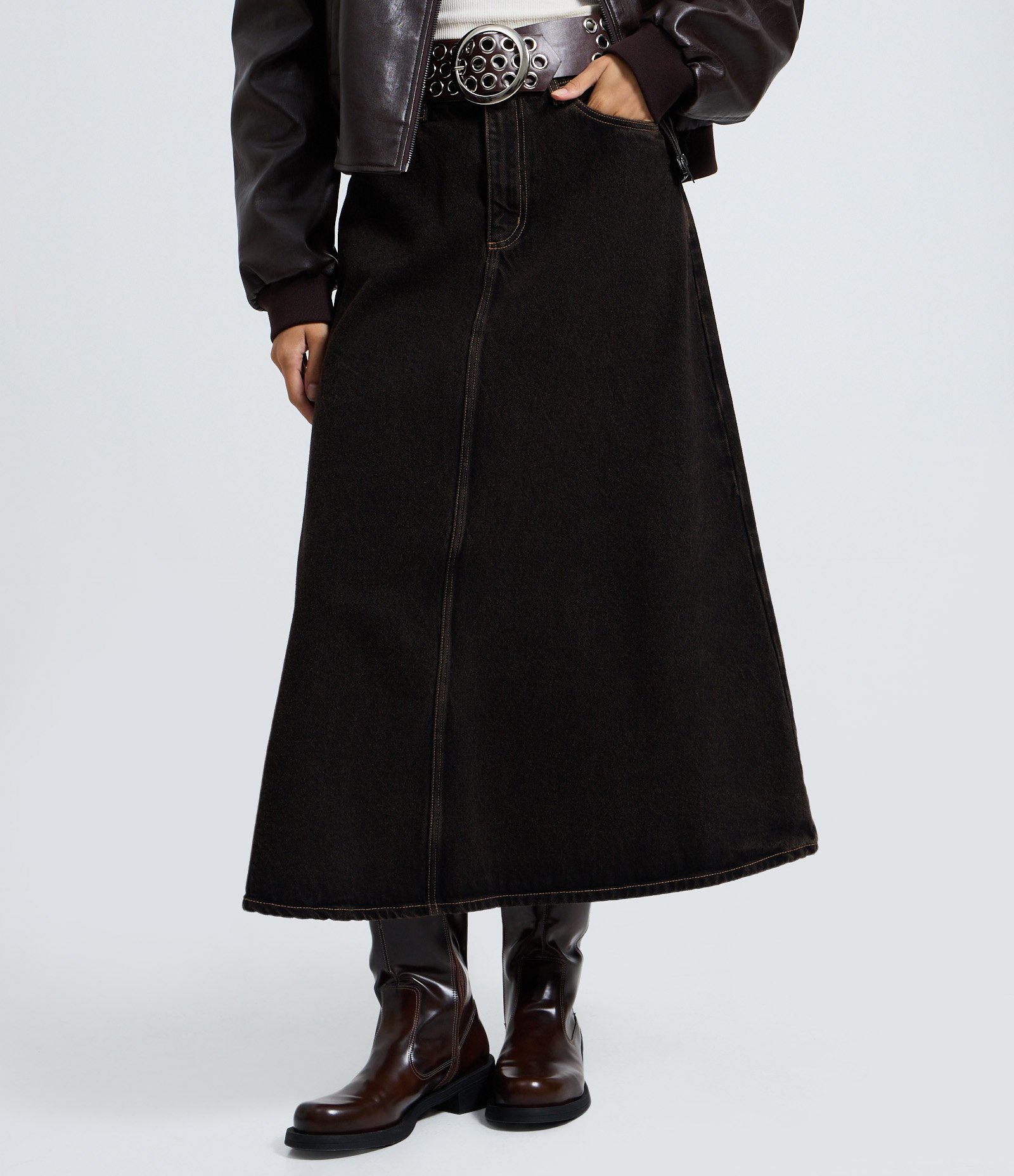 Saia Midi em Jeans com Cintura Média Marrom Escuro 3